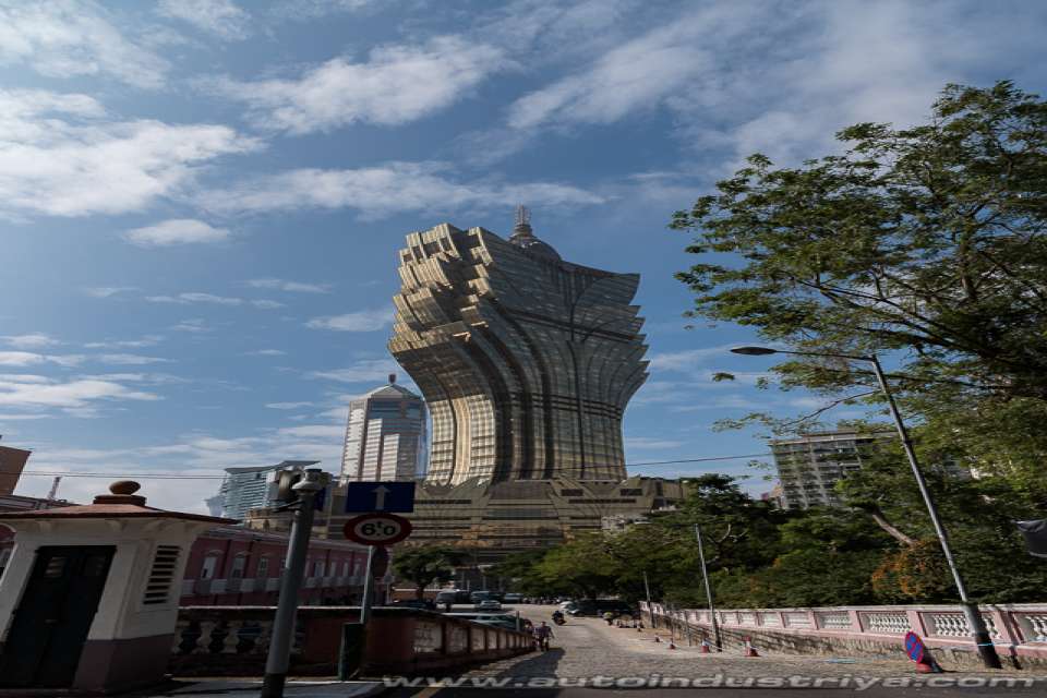 WTCC 2017: Rob Huff bags record ninth win in Macau