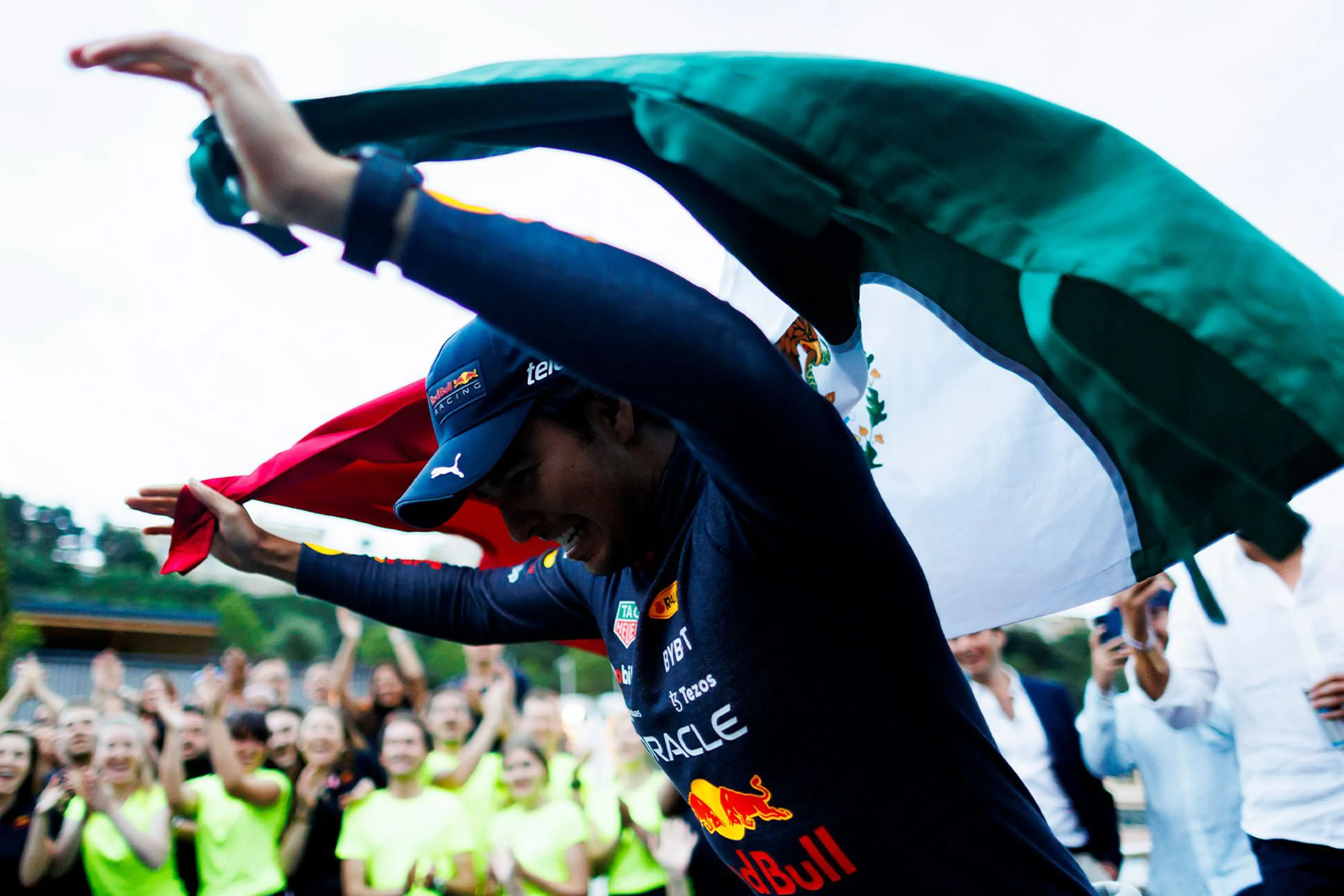 Sergio Perez stays with Red Bull until 2024