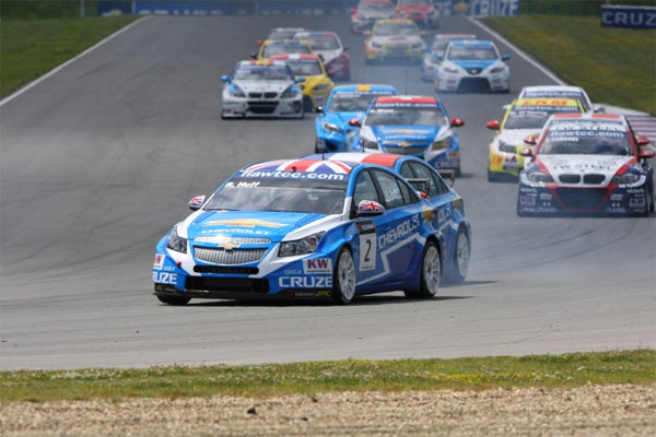 FIA WTCC: Huff and Muller share wins at Brno for Rounds 9 and 10