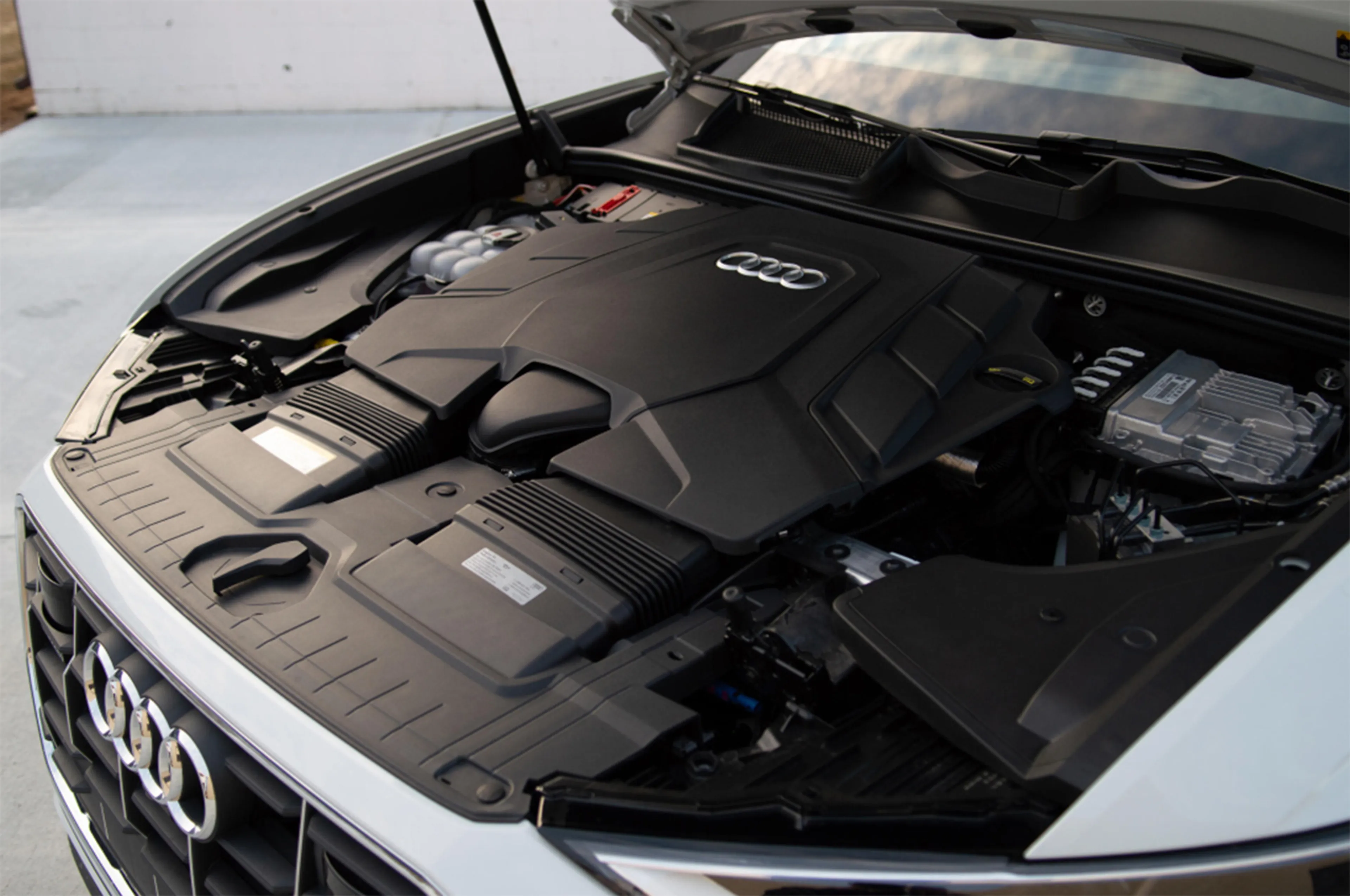 2020 Audi Q8 S Line thumbnail 4