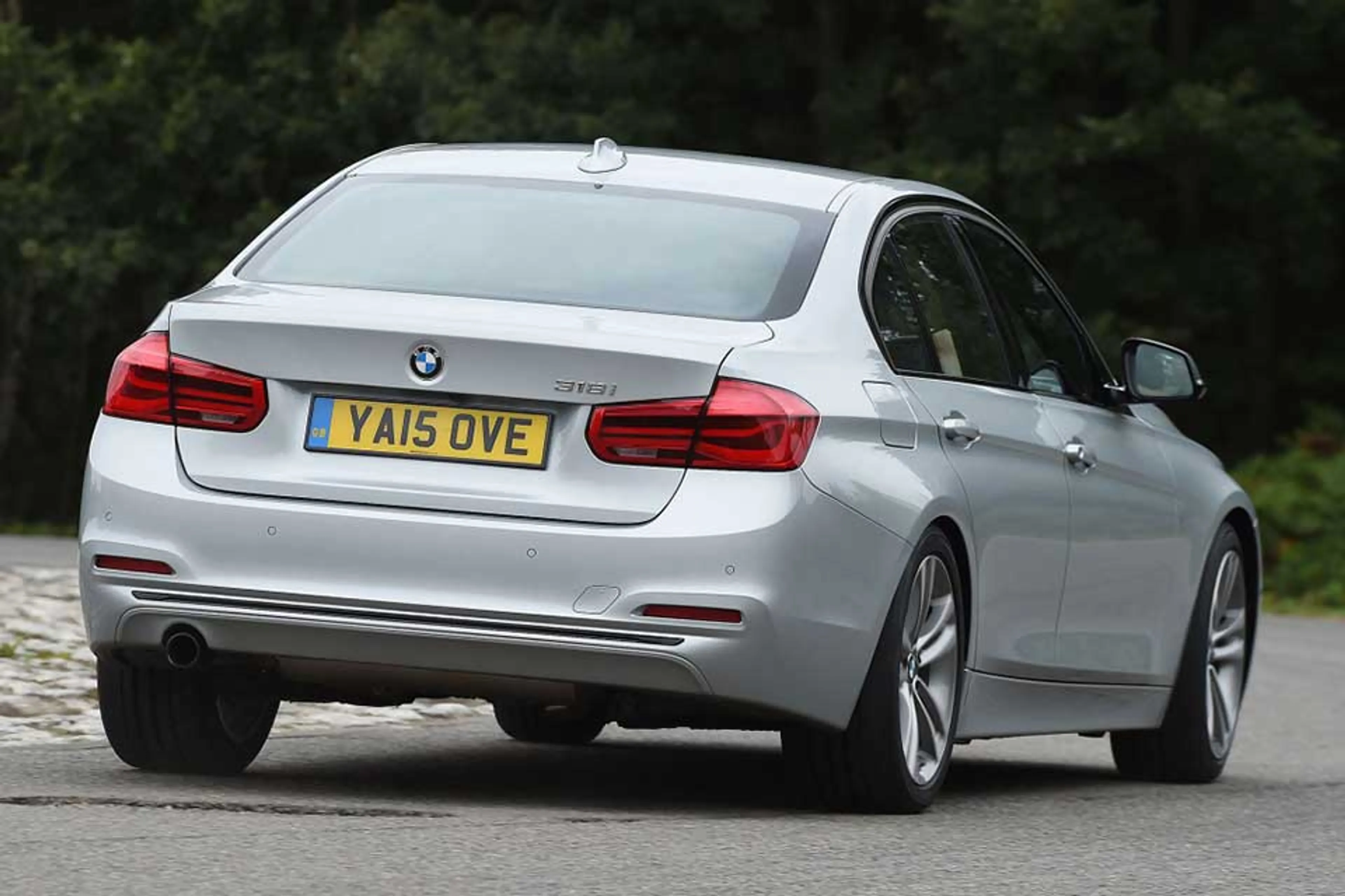 2015 BMW 3 Series 318d Essential AT thumbnail 2