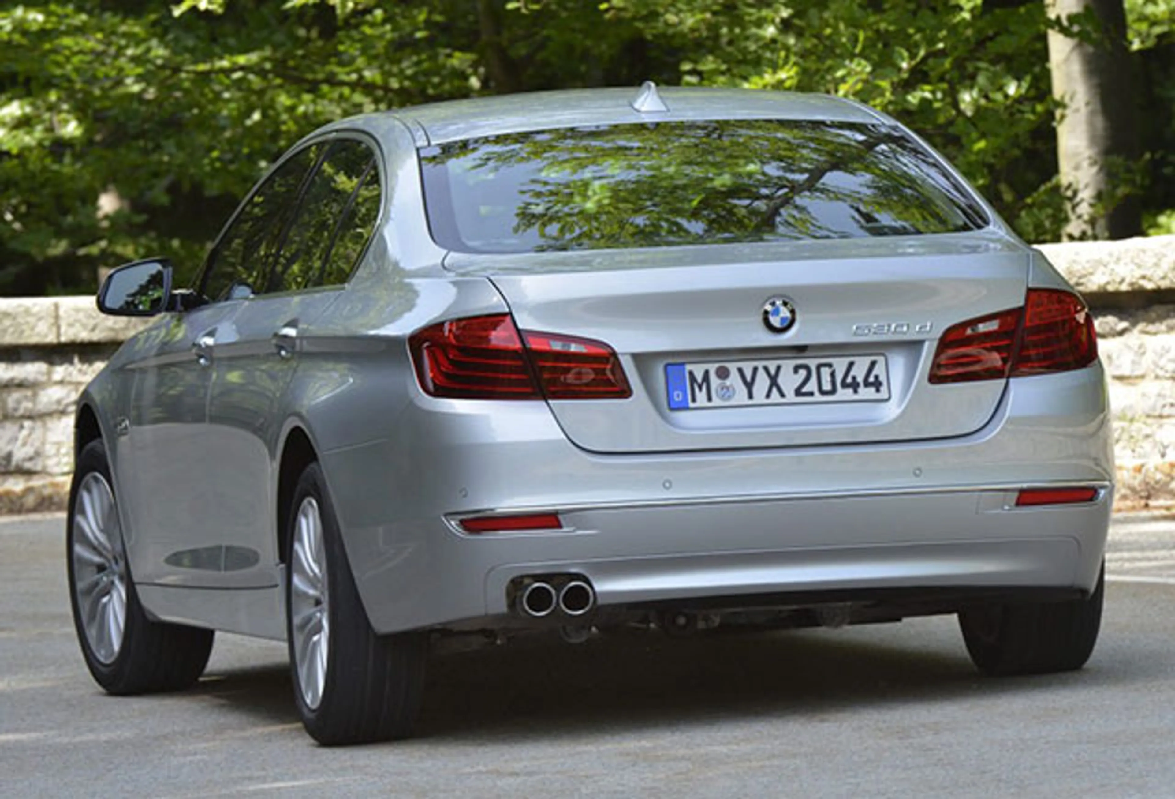 2015 BMW 5 Series 528i Essential AT thumbnail 2