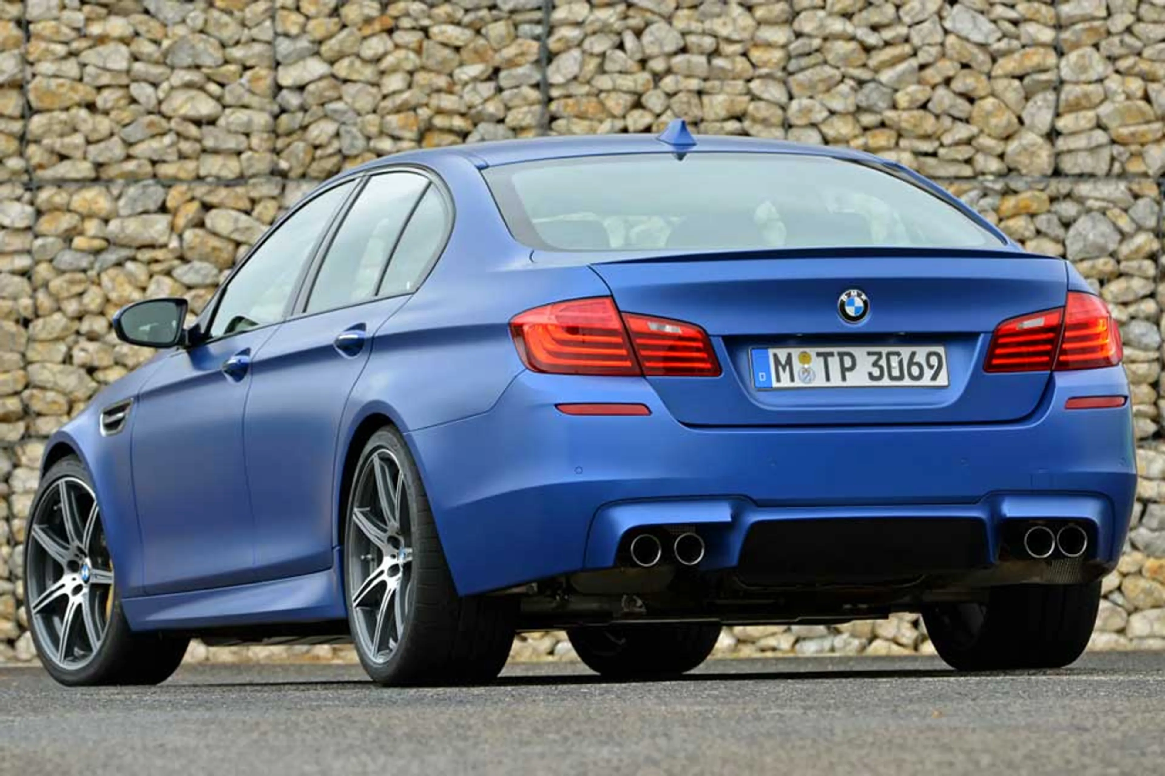 2015 BMW M5 V8 DCT thumbnail 2