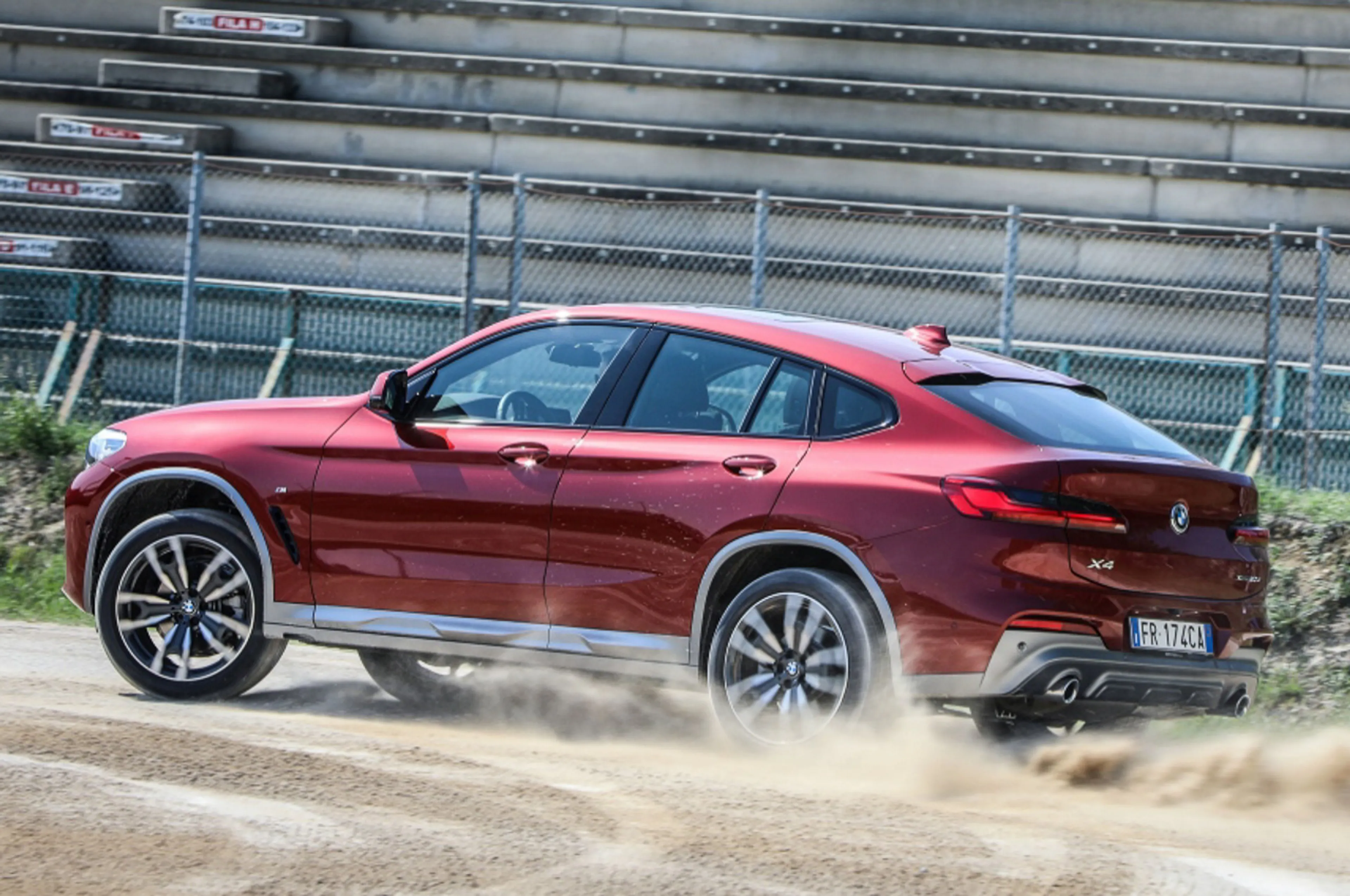 BMW X4 thumbnail 2