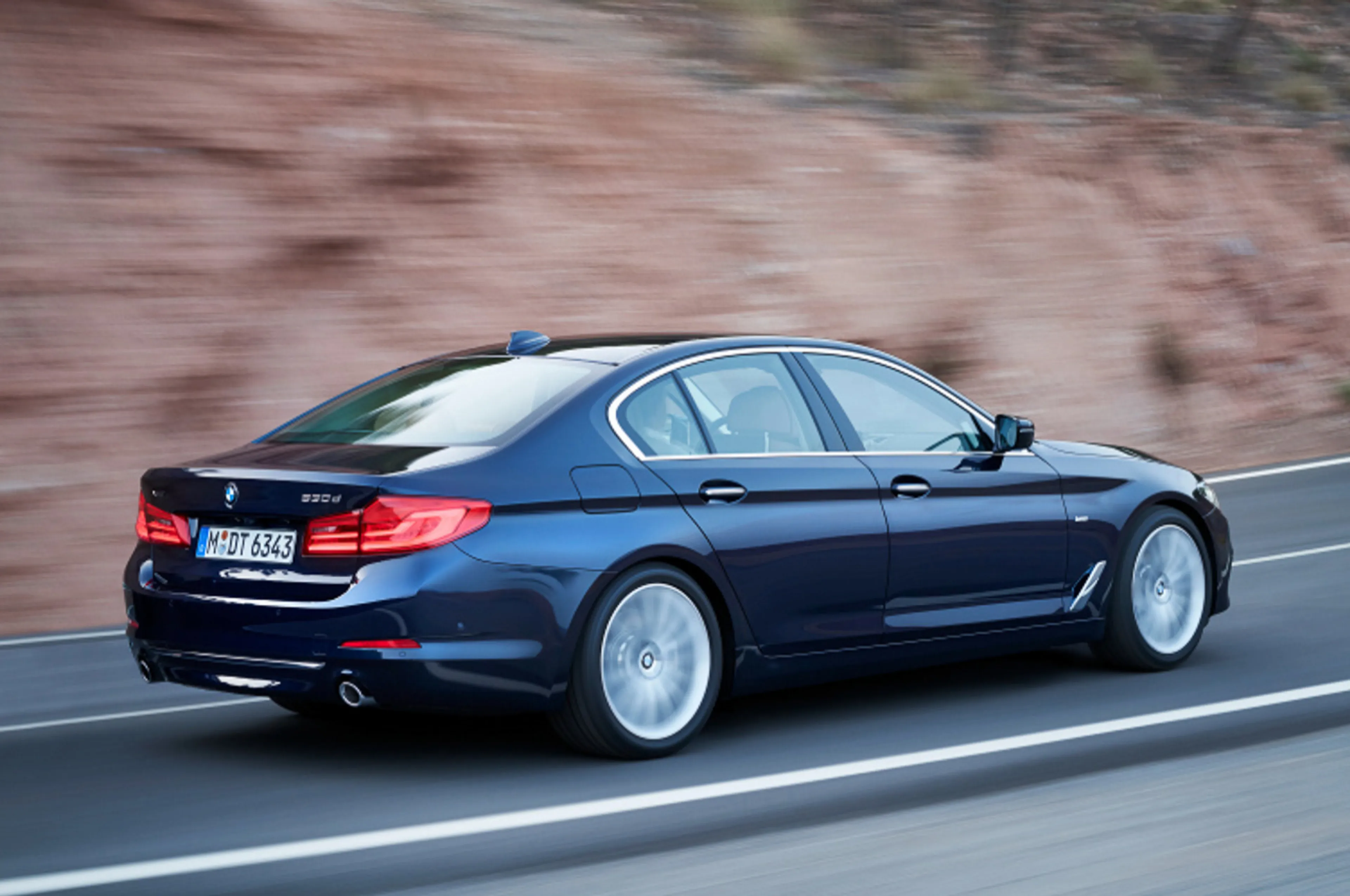 2020 BMW 5 Series 530d Luxury thumbnail 2