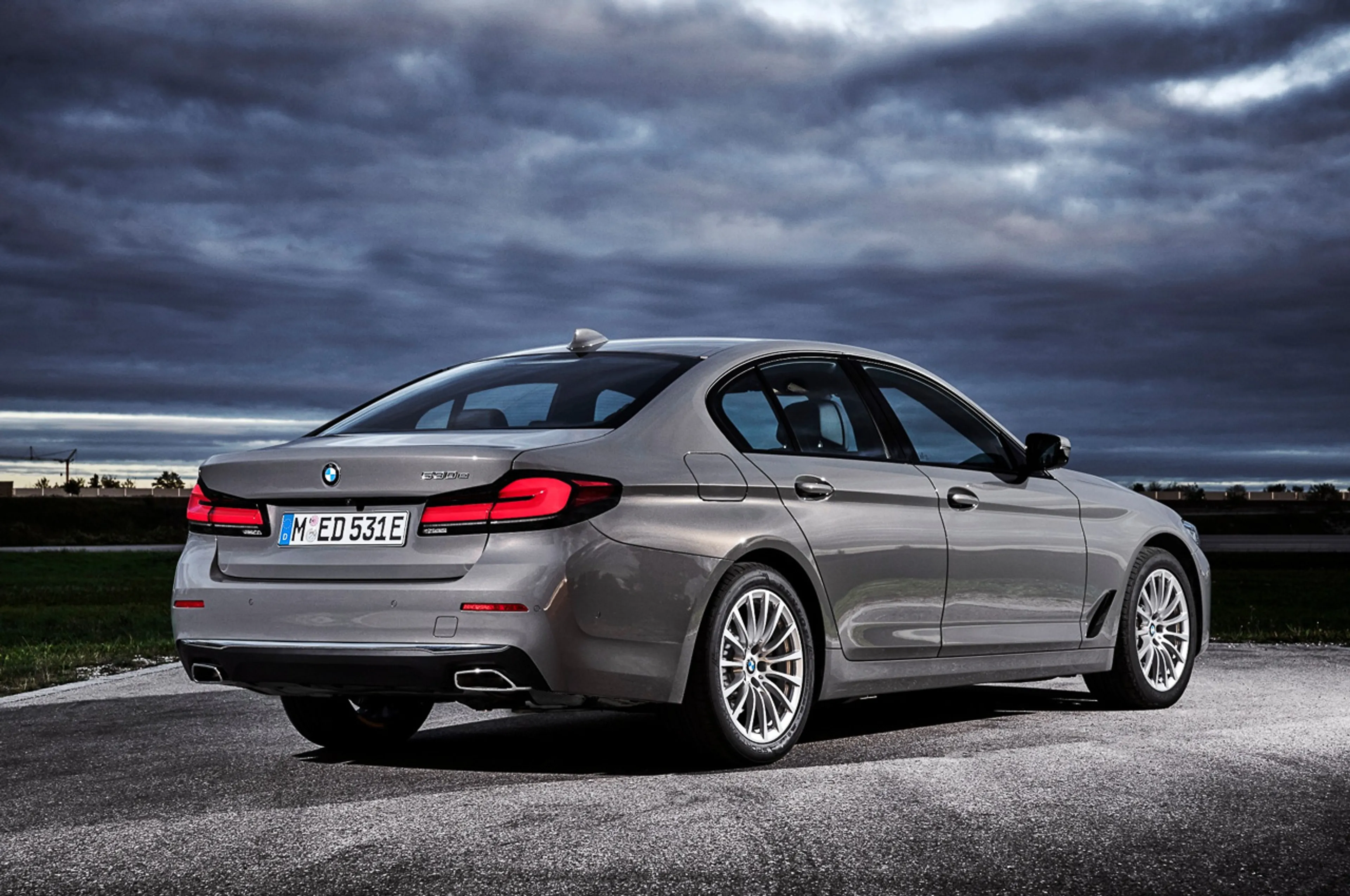 2022 BMW 5 Series 520i Luxury thumbnail 2