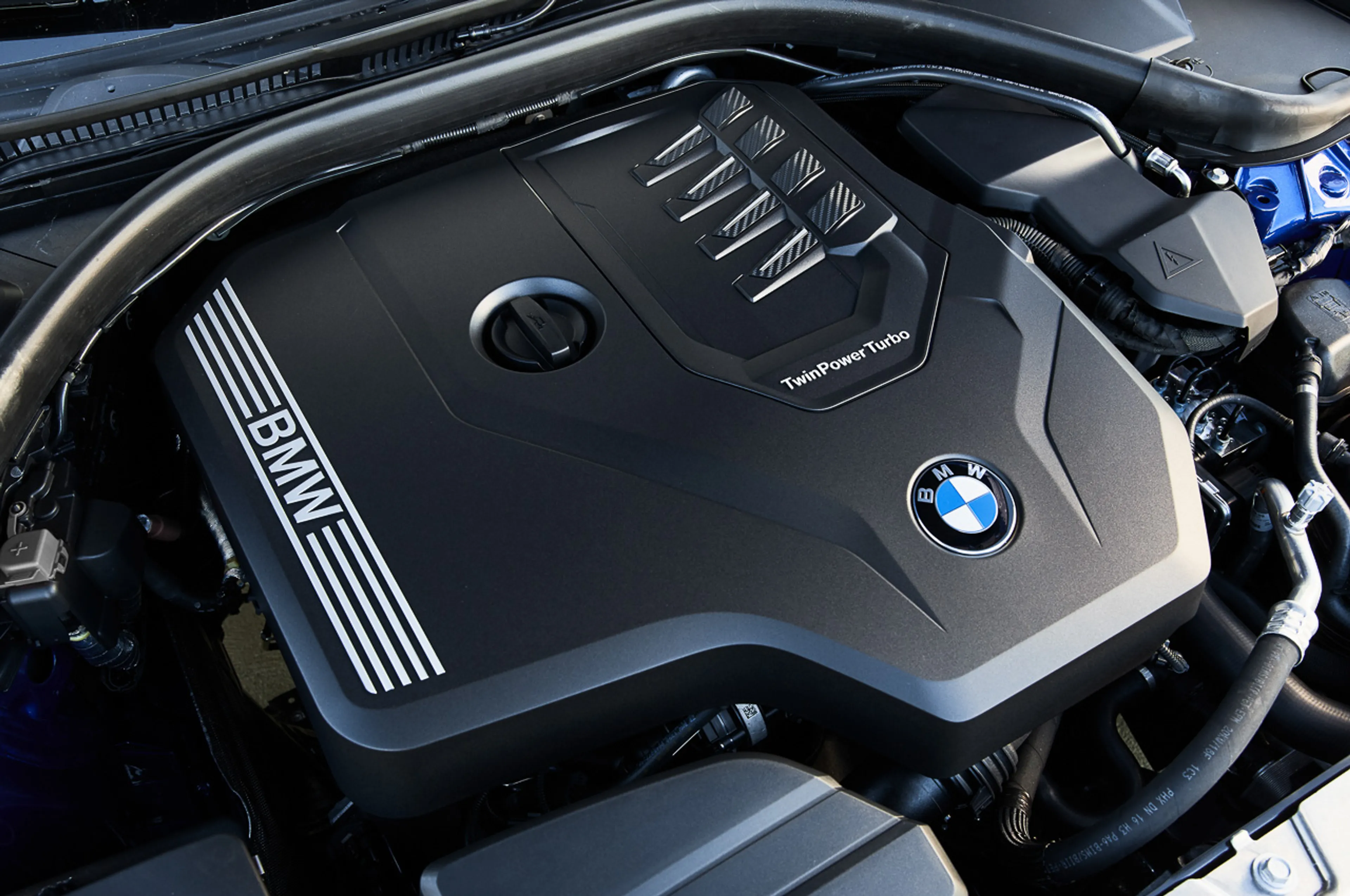 2022 BMW 5 Series 520i Luxury thumbnail 4