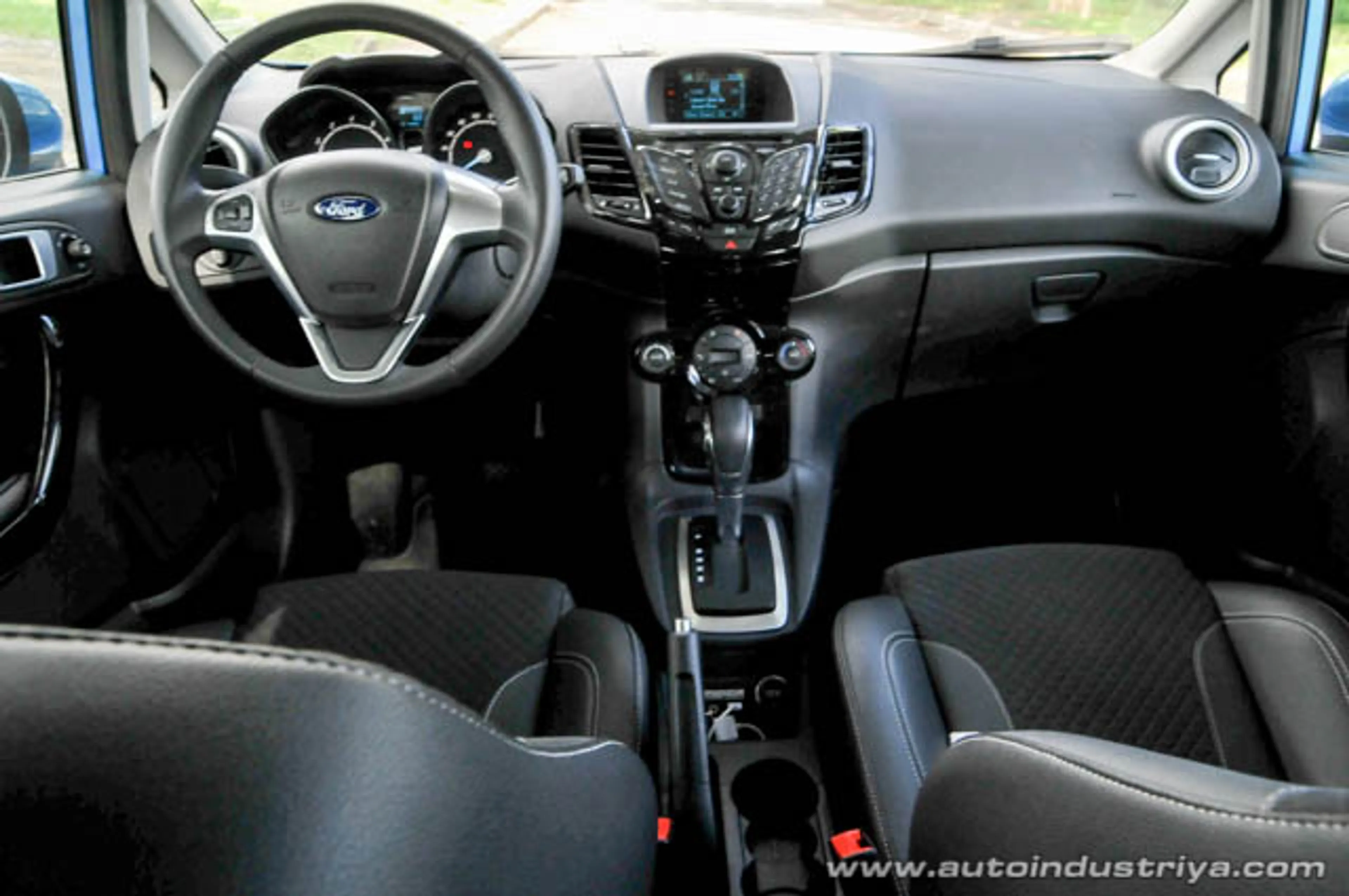 Ford Fiesta Hatchback thumbnail 3