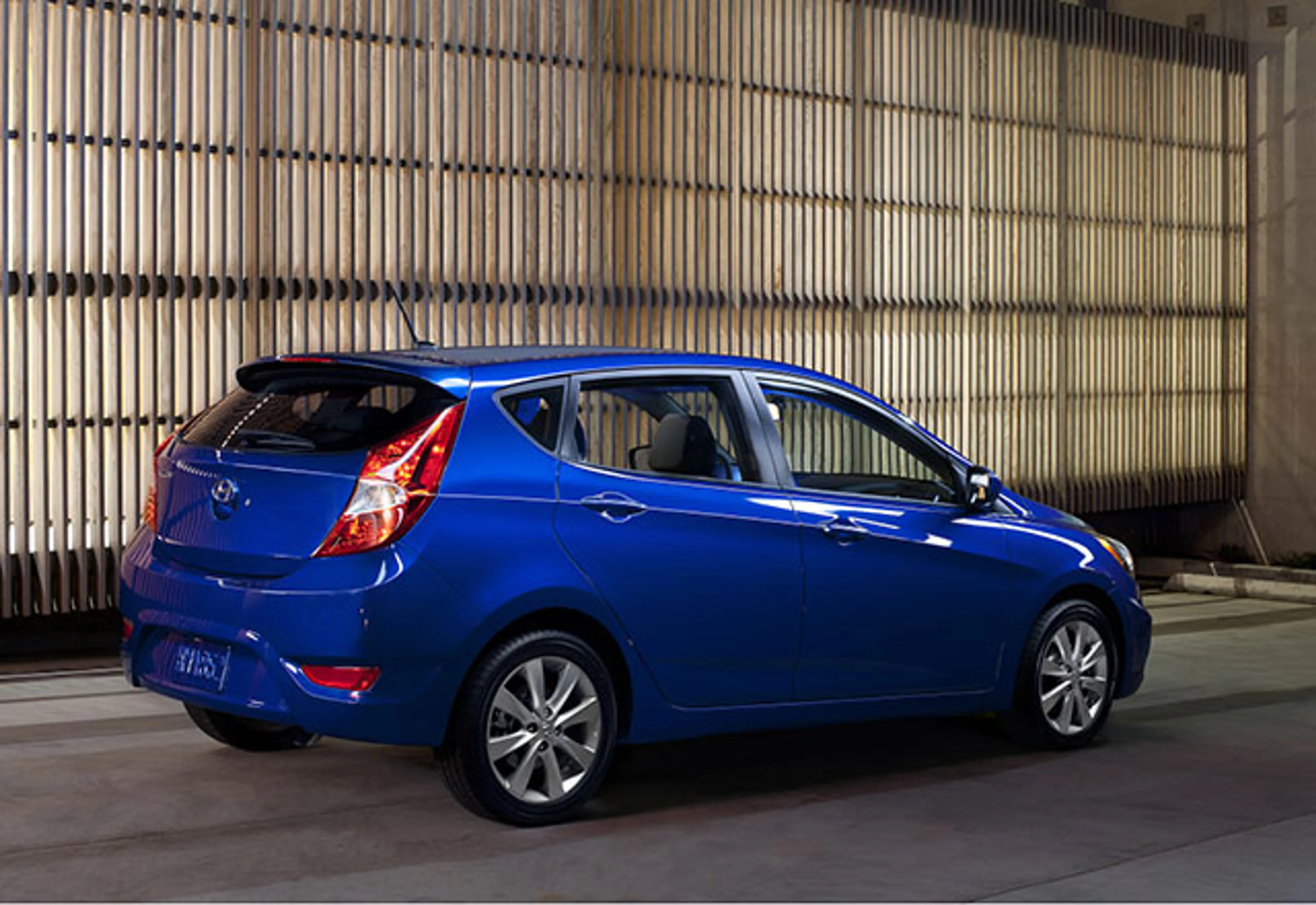 Hyundai Accent Hatchback thumbnail 2