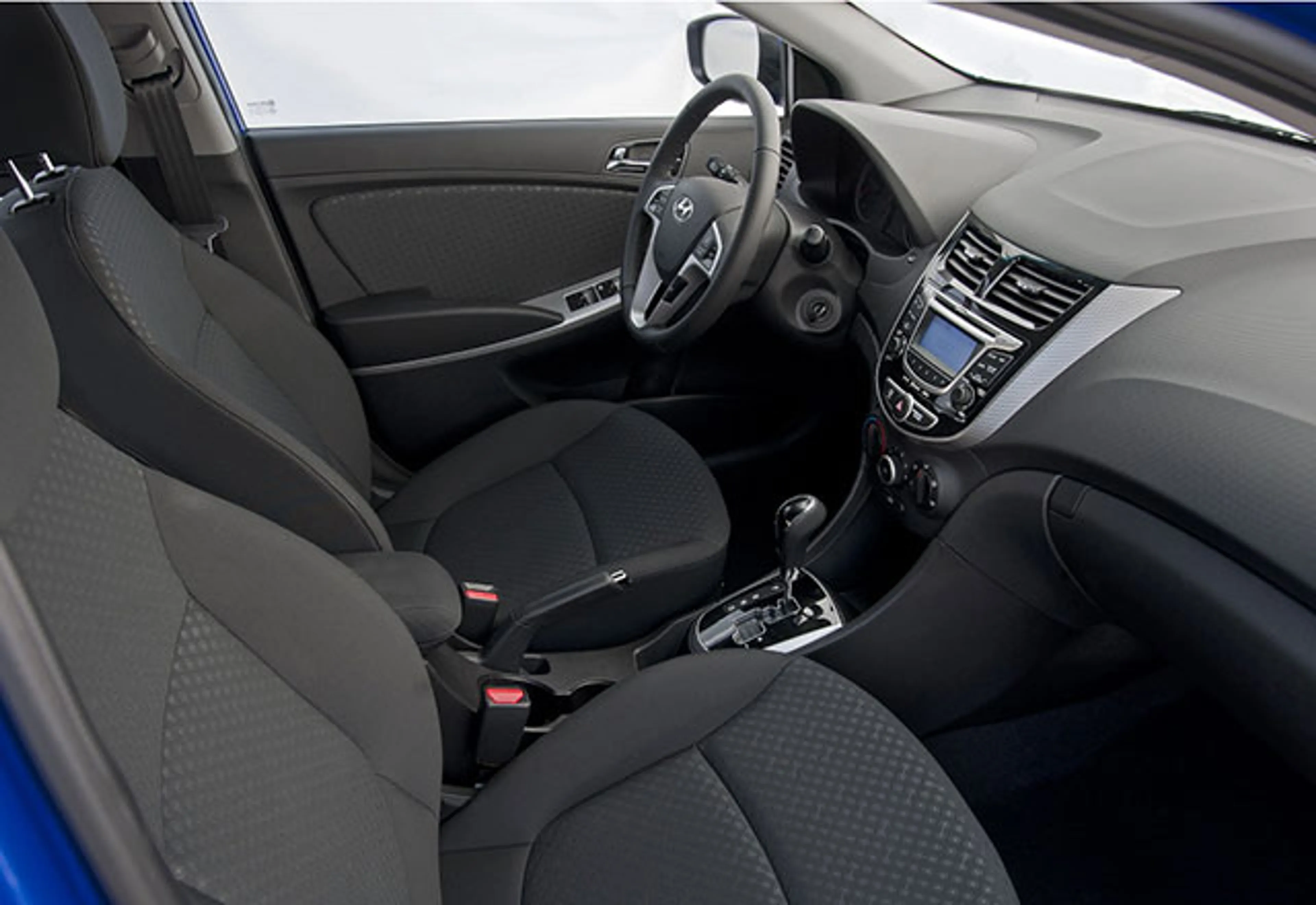 Hyundai Accent Hatchback thumbnail 3