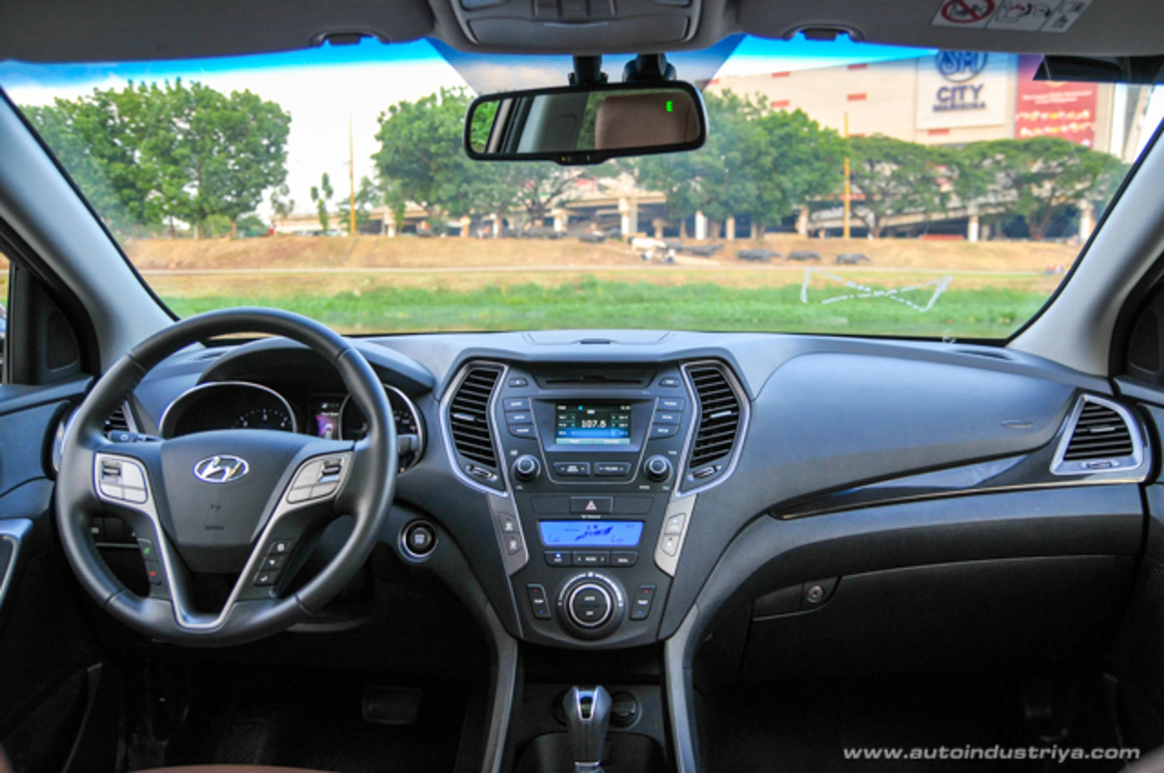 Hyundai Grand Santa Fe thumbnail 3