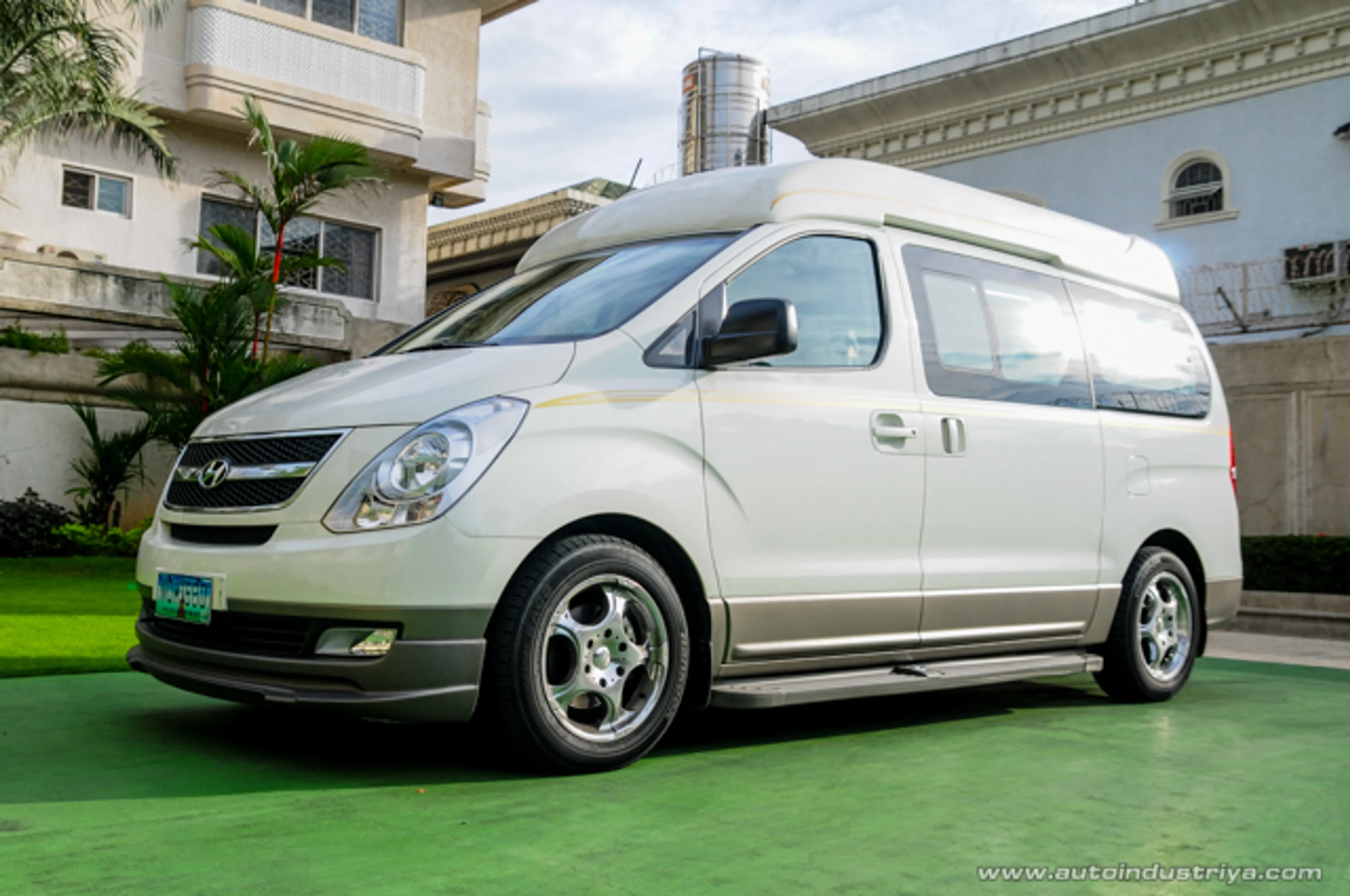 2015 Hyundai Grand Starex TCI GLS (10 seater) AT — photo 1