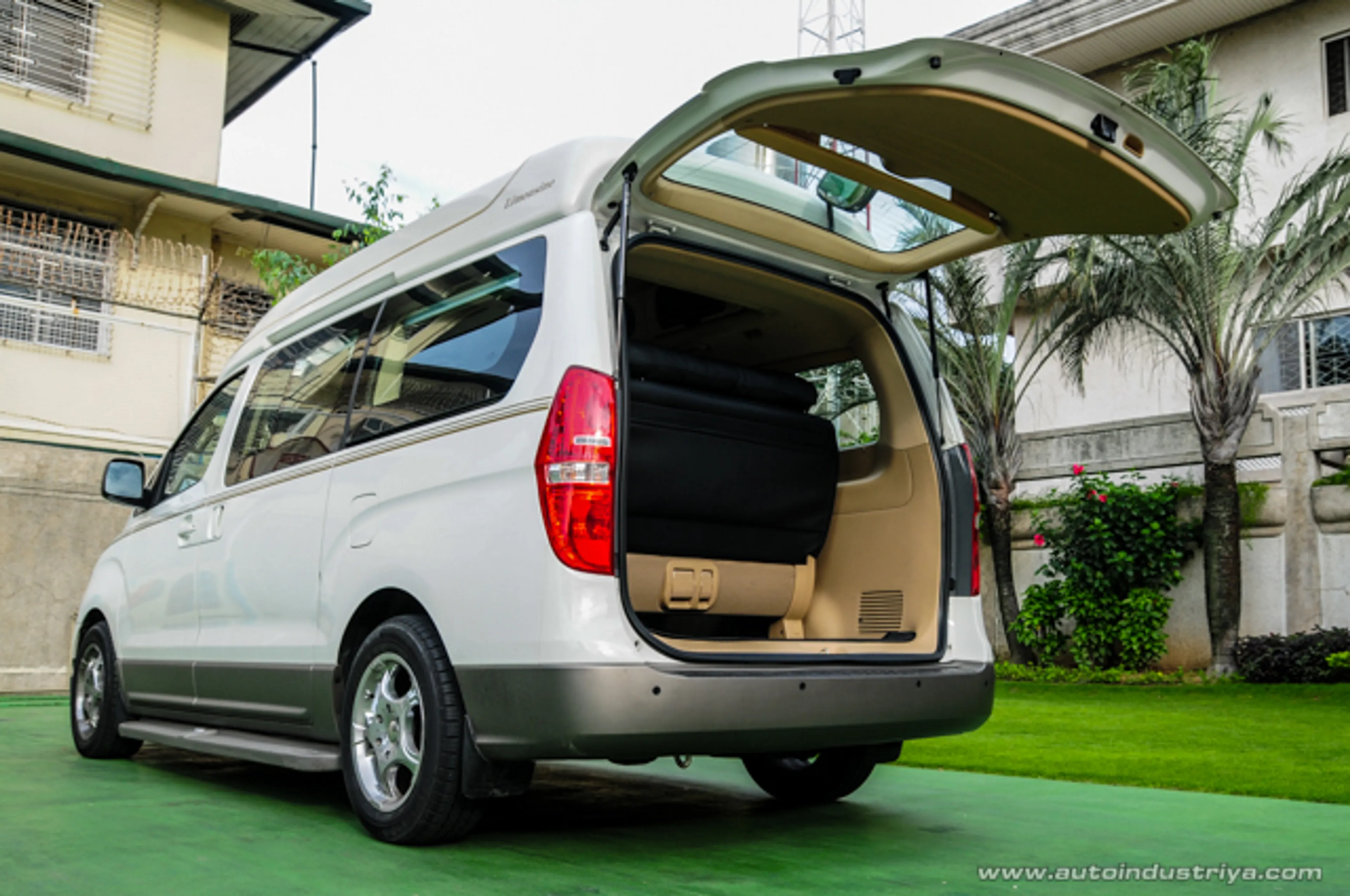 2015 Hyundai Grand Starex TCI GLS (10 seater) AT thumbnail 2