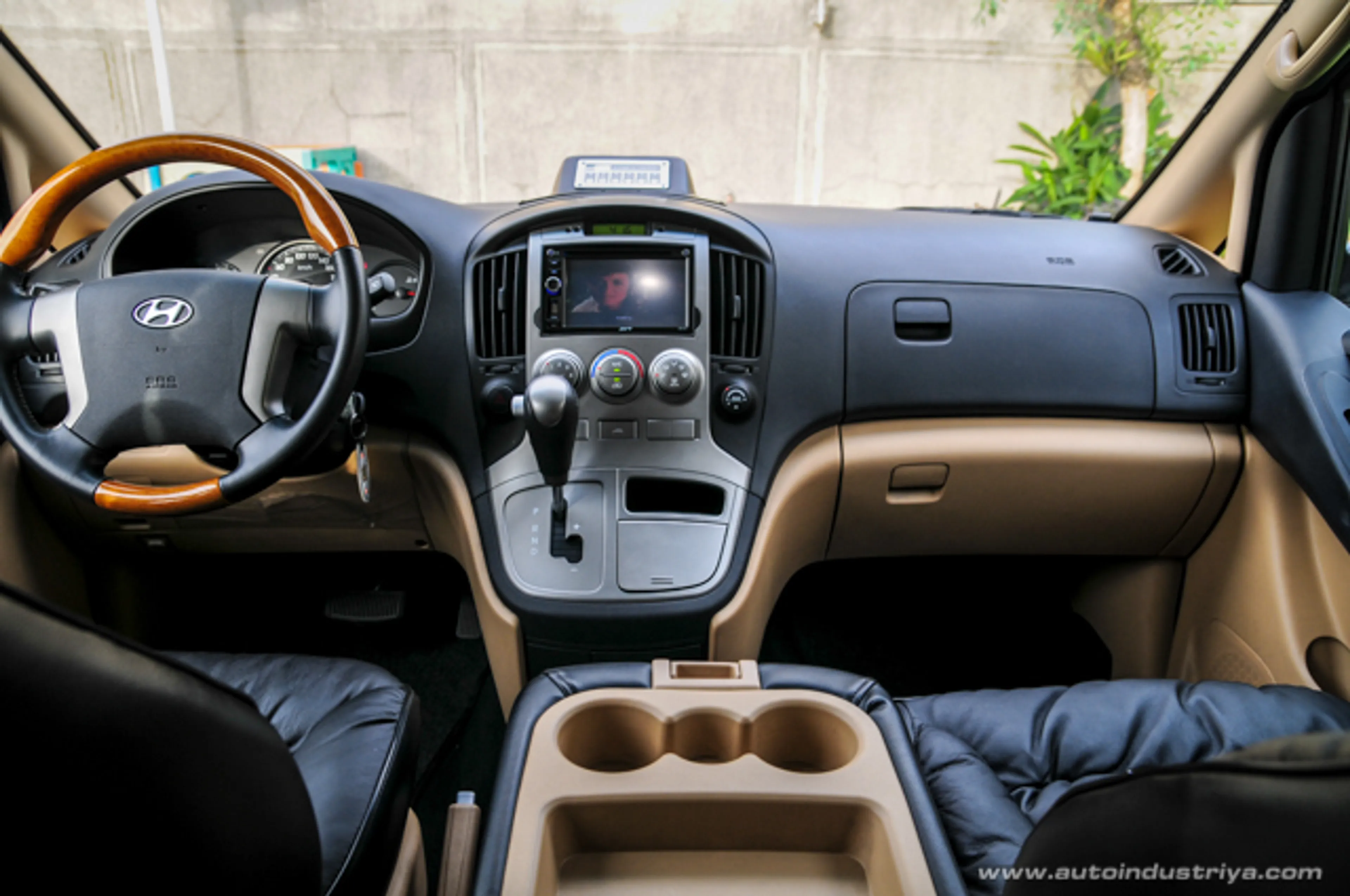 2015 Hyundai Grand Starex TCI GLS (10 seater) AT thumbnail 3