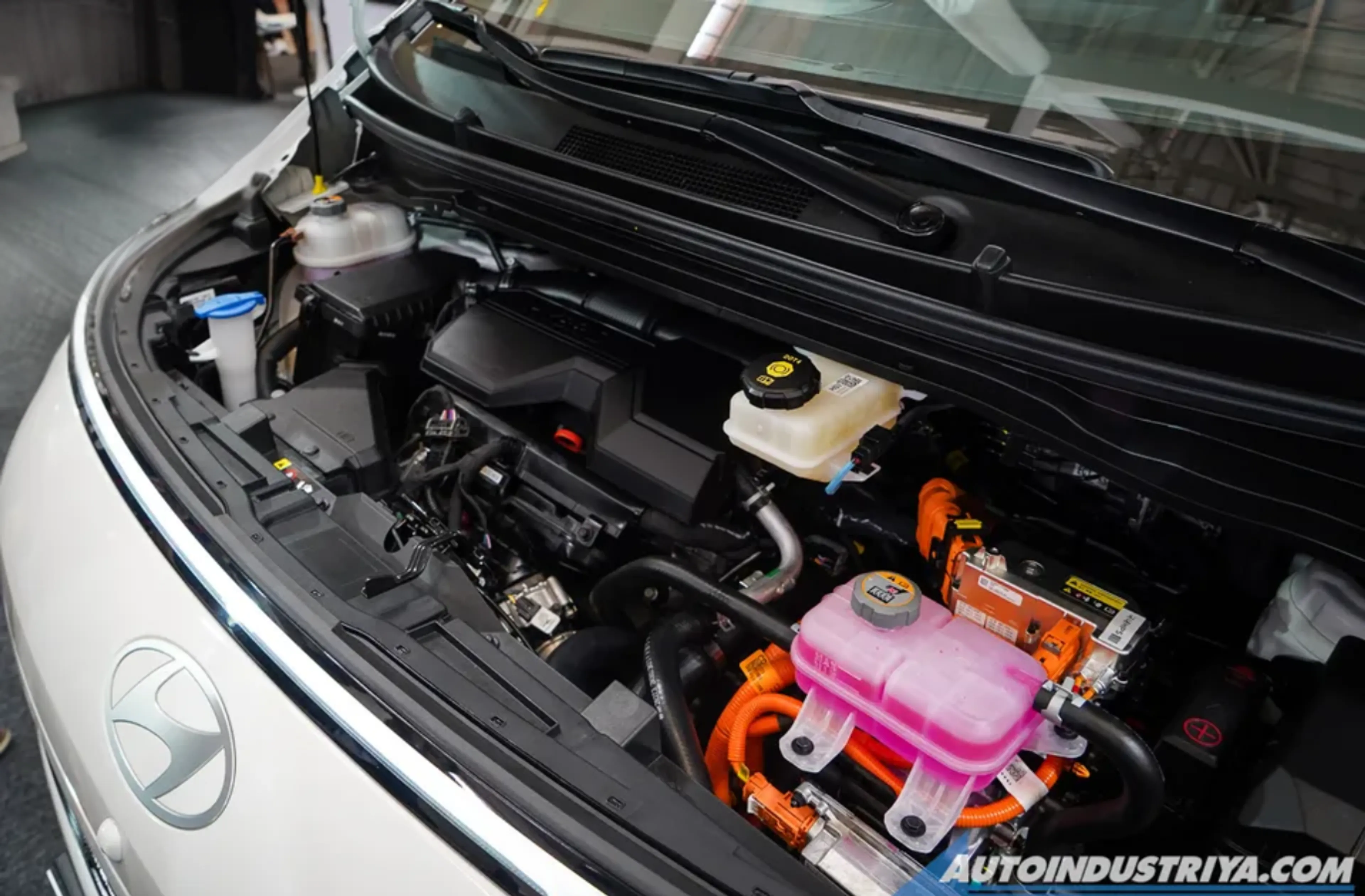 Hyundai Staria HEV thumbnail 4