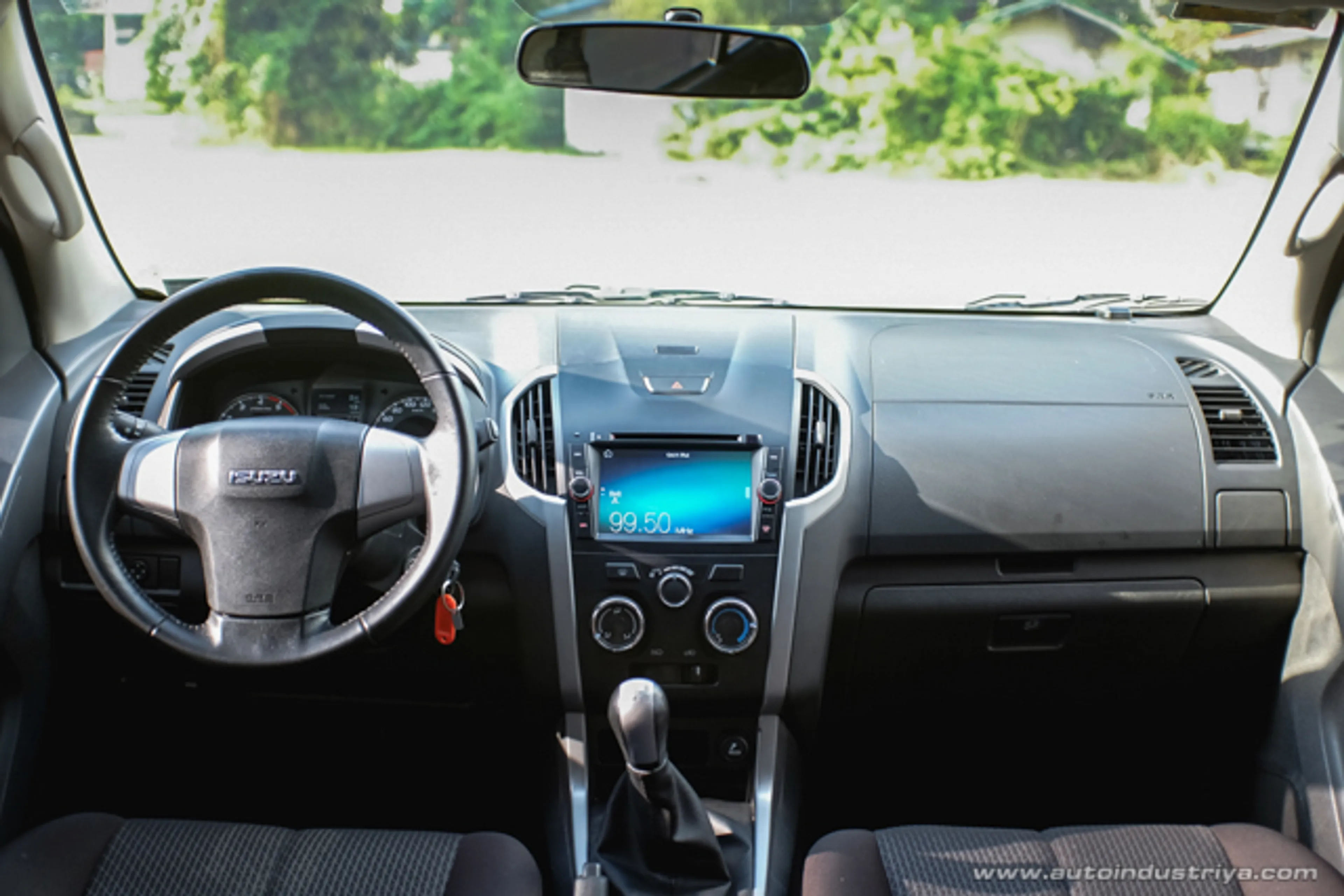 2015 Isuzu mu-X 2.5 LS-M 4x2 MT Dsl thumbnail 3