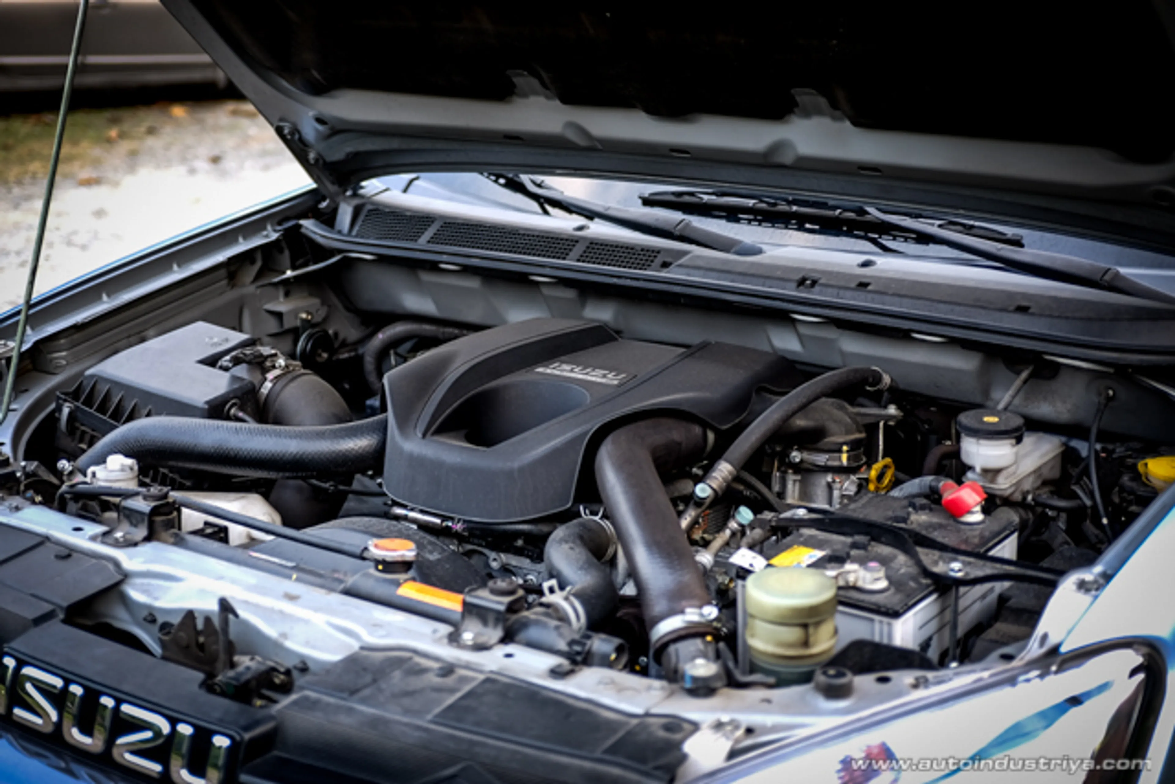 2015 Isuzu mu-X 2.5 LS-M 4x2 MT Dsl thumbnail 4