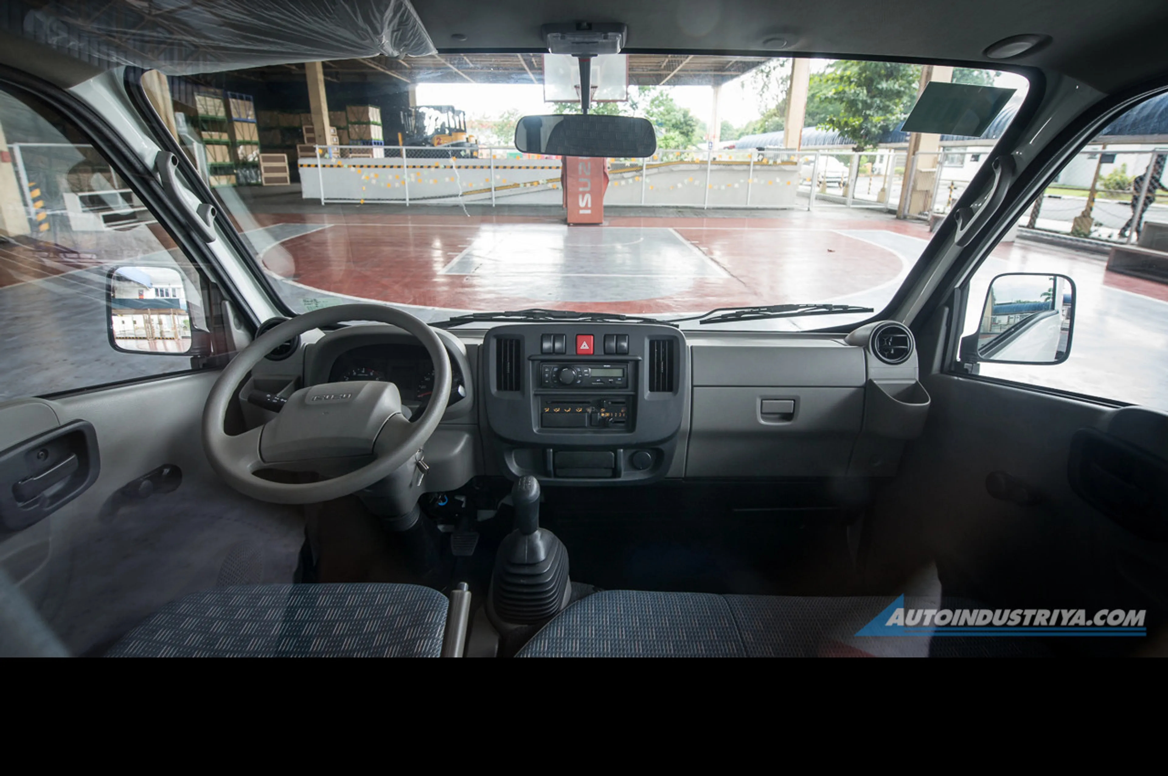 Isuzu Traviz thumbnail 3