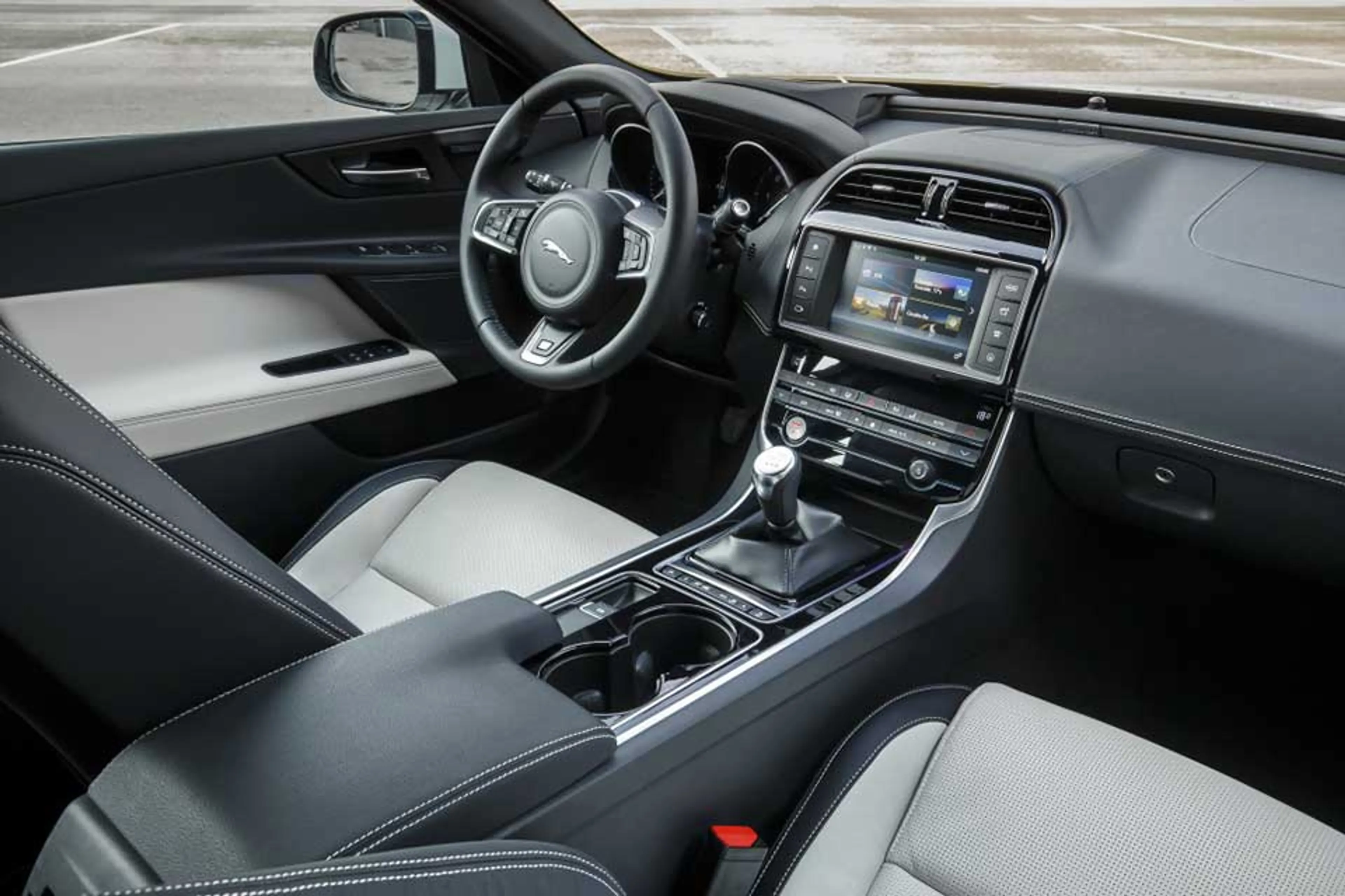 2016 Jaguar XE Portfolio thumbnail 3