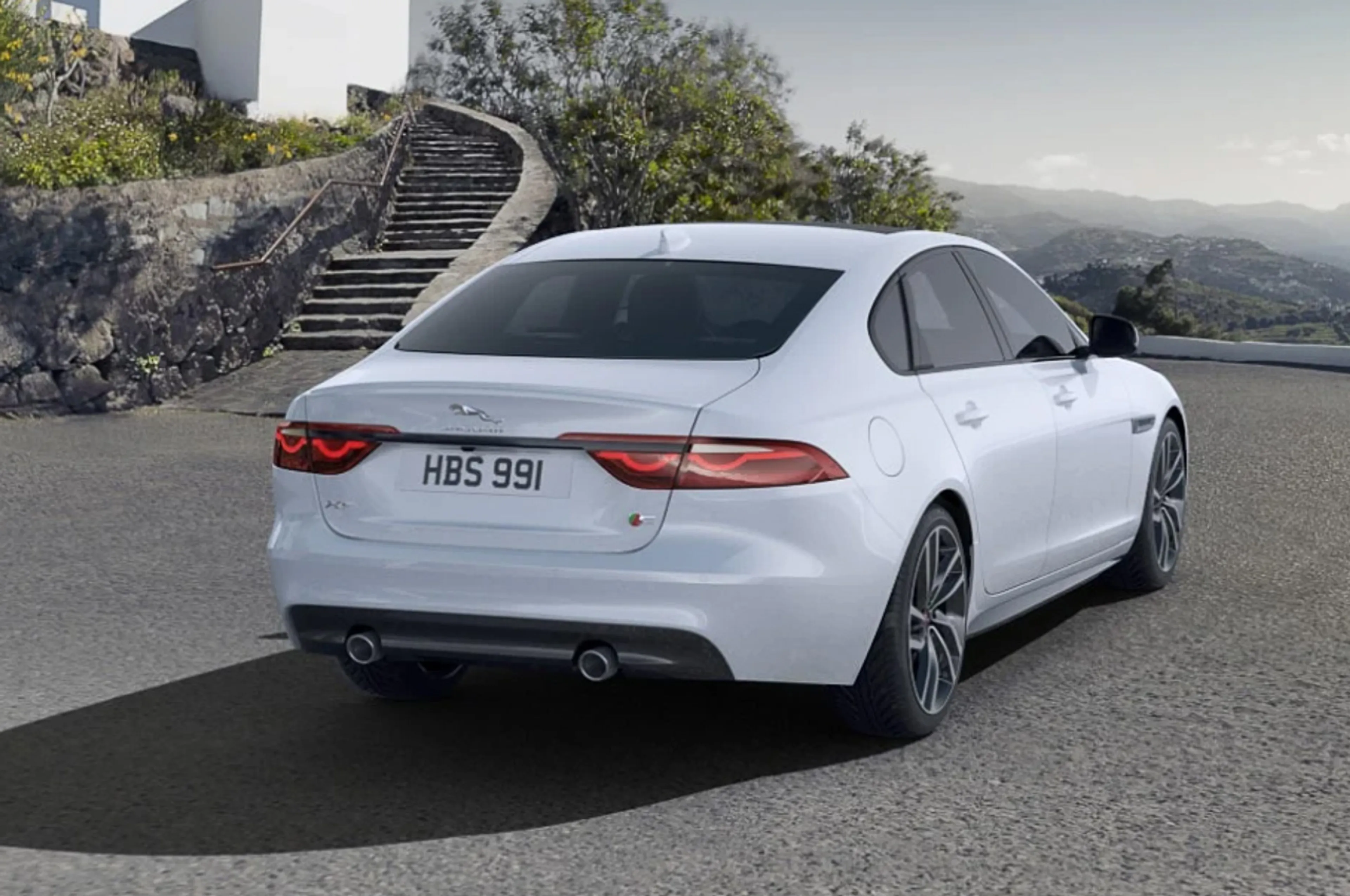 2020 Jaguar XF 2.0 R-Sport thumbnail 2