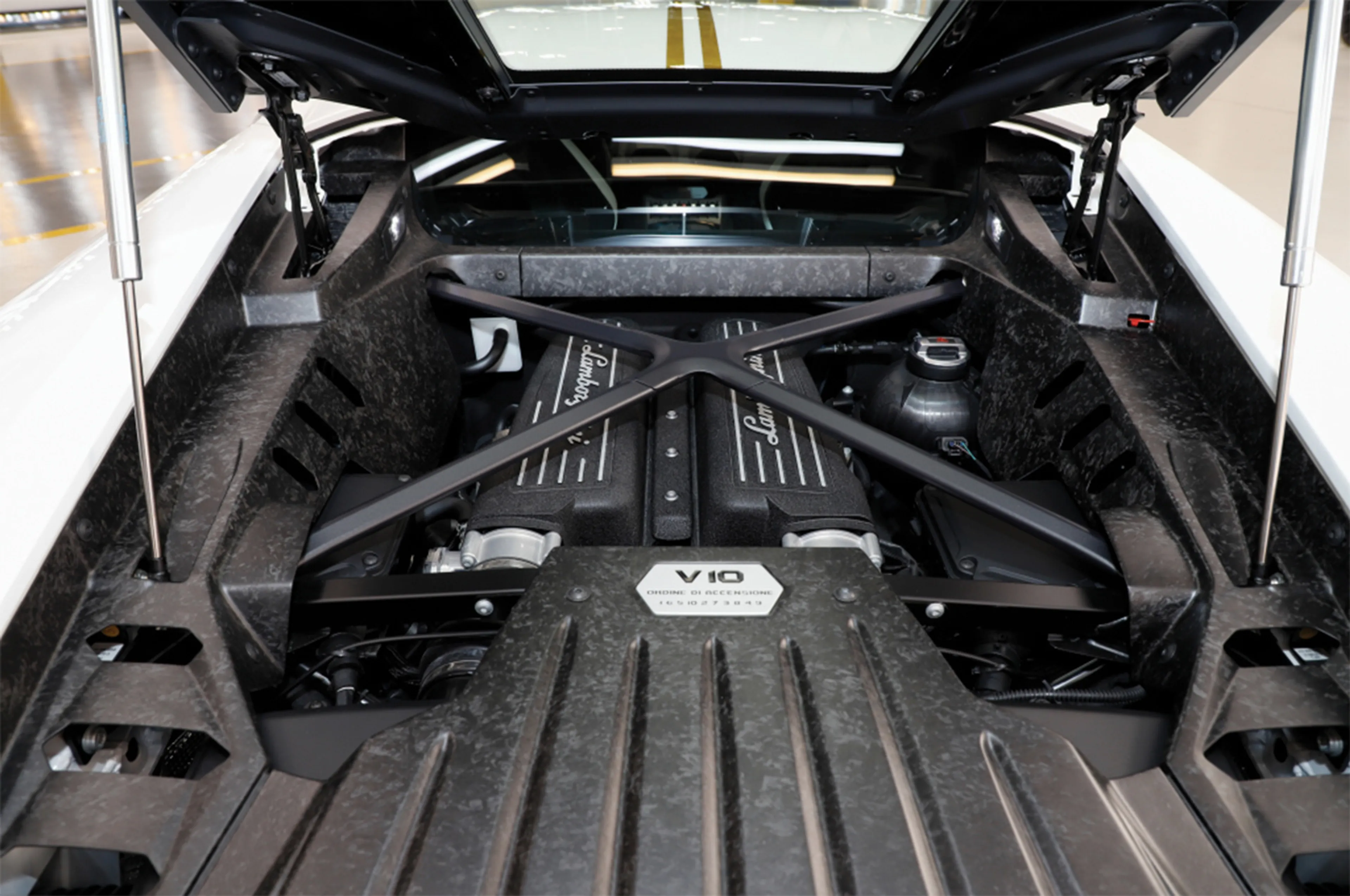 Lamborghini Huracan thumbnail 4