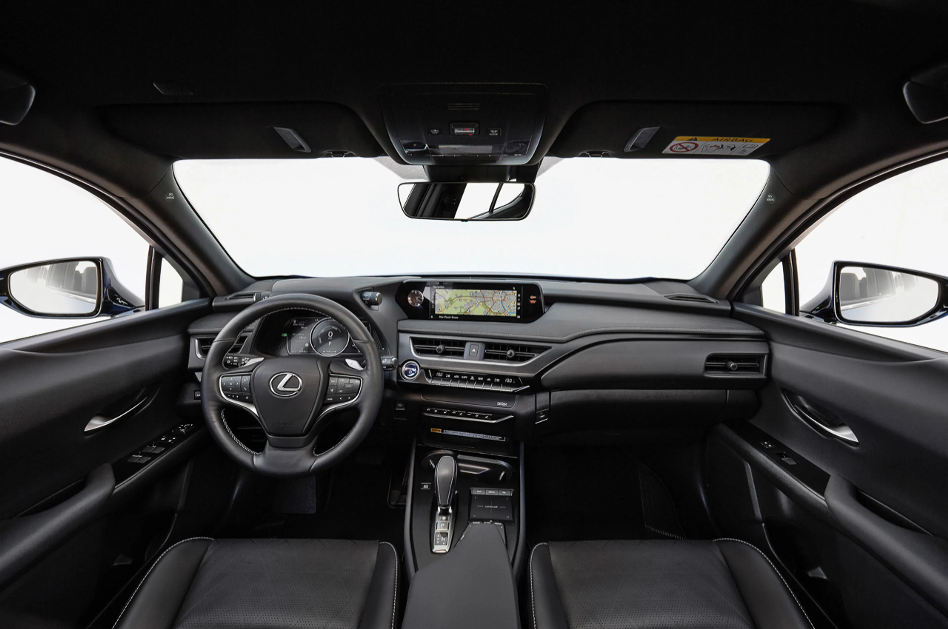 Lexus UX 300e thumbnail 3