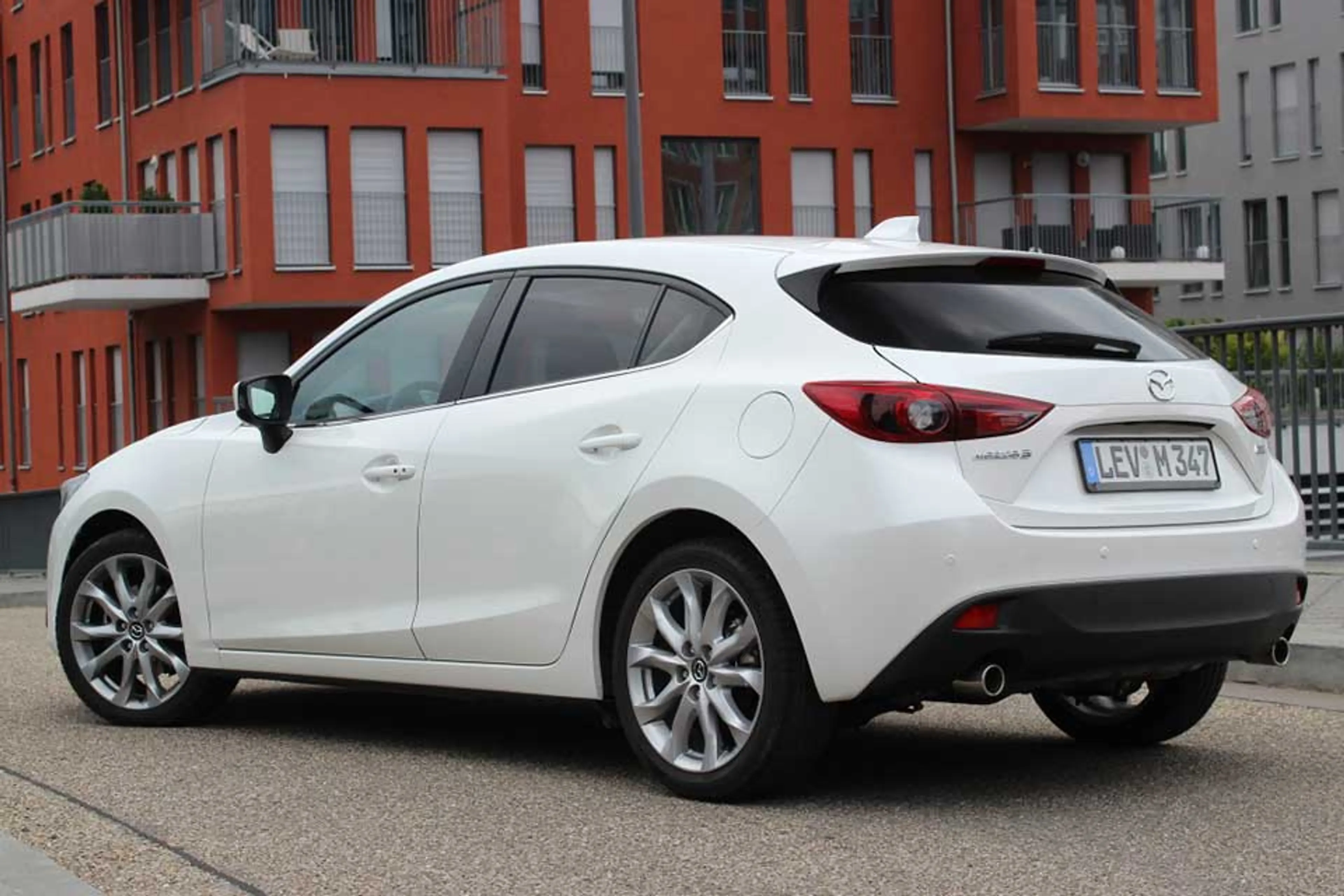 2015 Mazda 3 Hatchback SkyActiv-R AT thumbnail 2