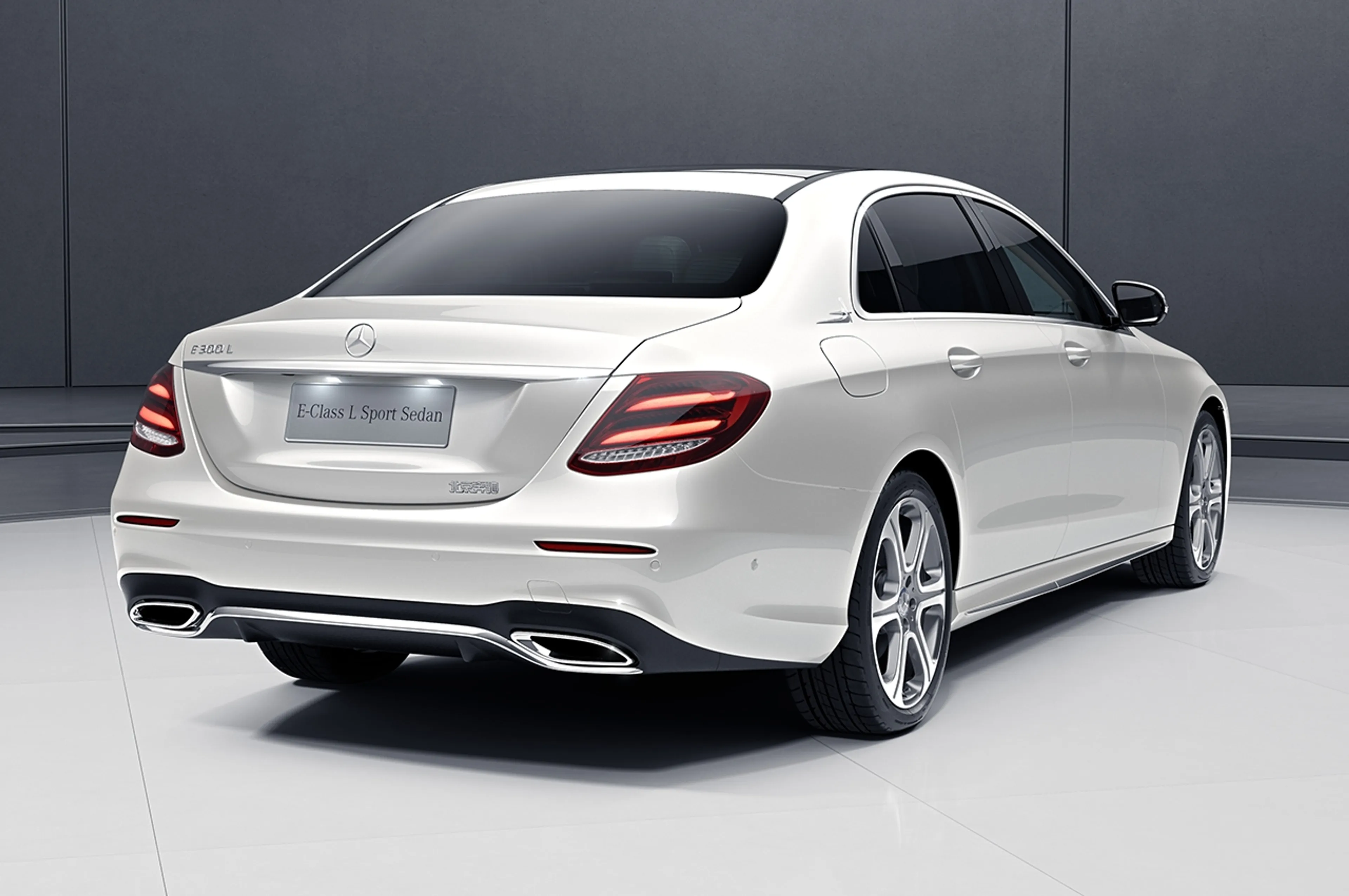 2017 Mercedes-Benz E-Class E 200 Exclusive thumbnail 2