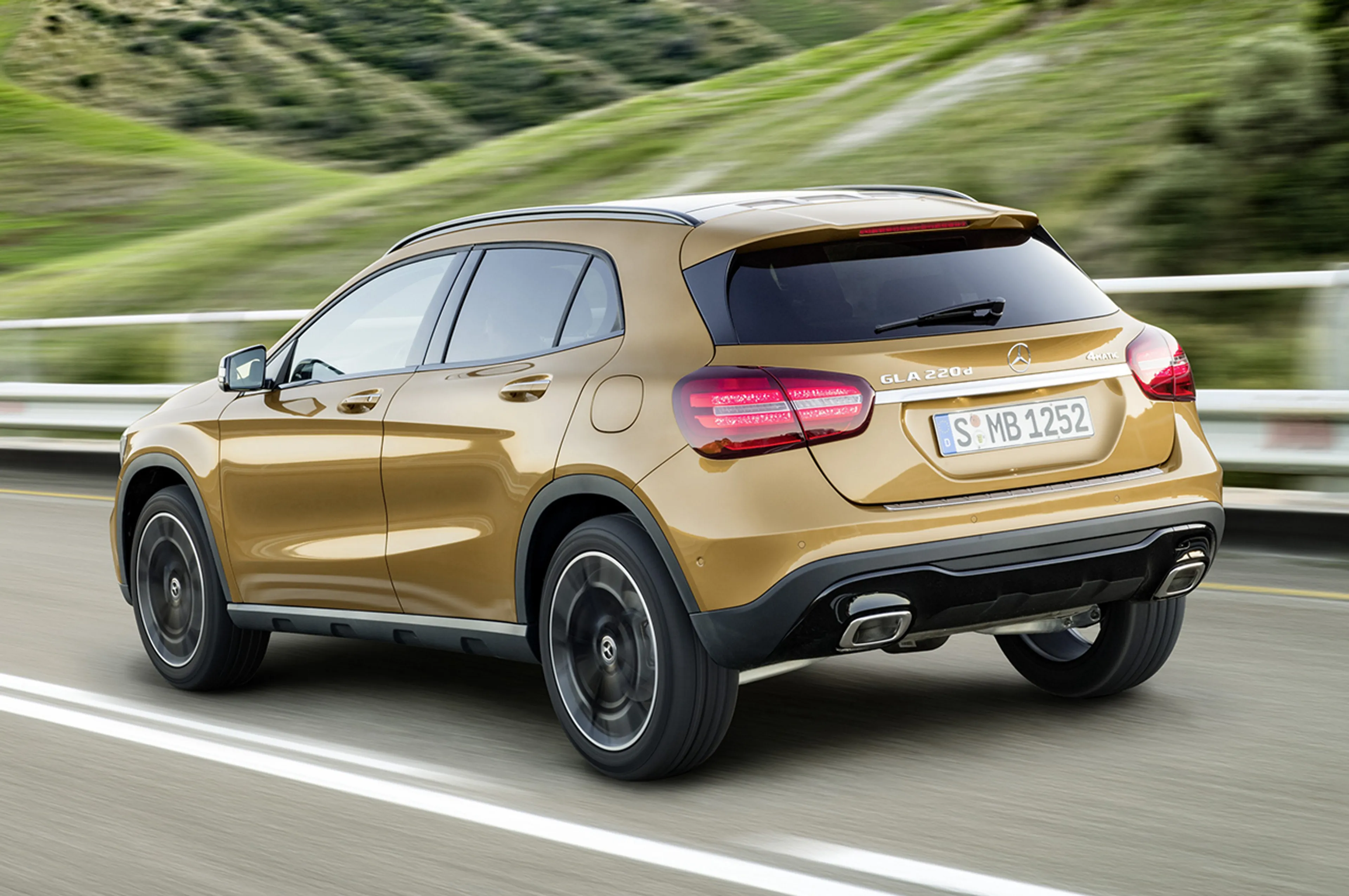 2018 Mercedes-Benz GLA 200 AMG Line thumbnail 2