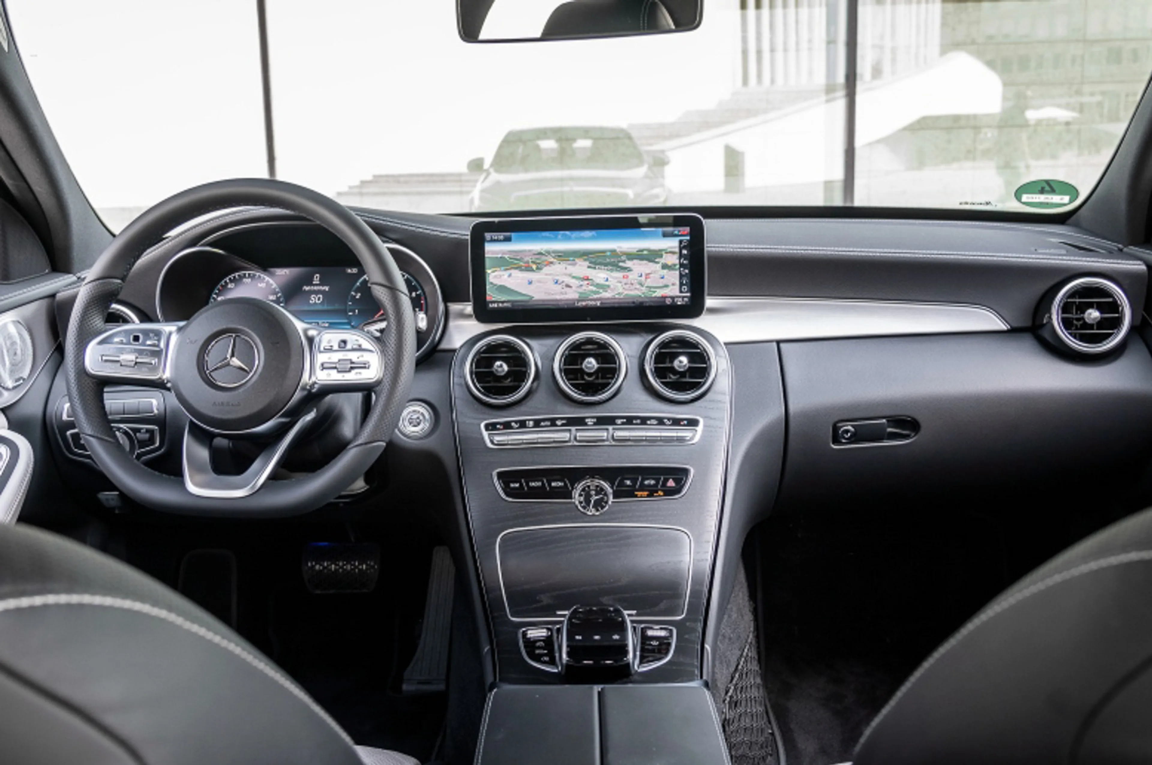 2019 Mercedes-Benz C-Class C 180 Avantgarde thumbnail 3