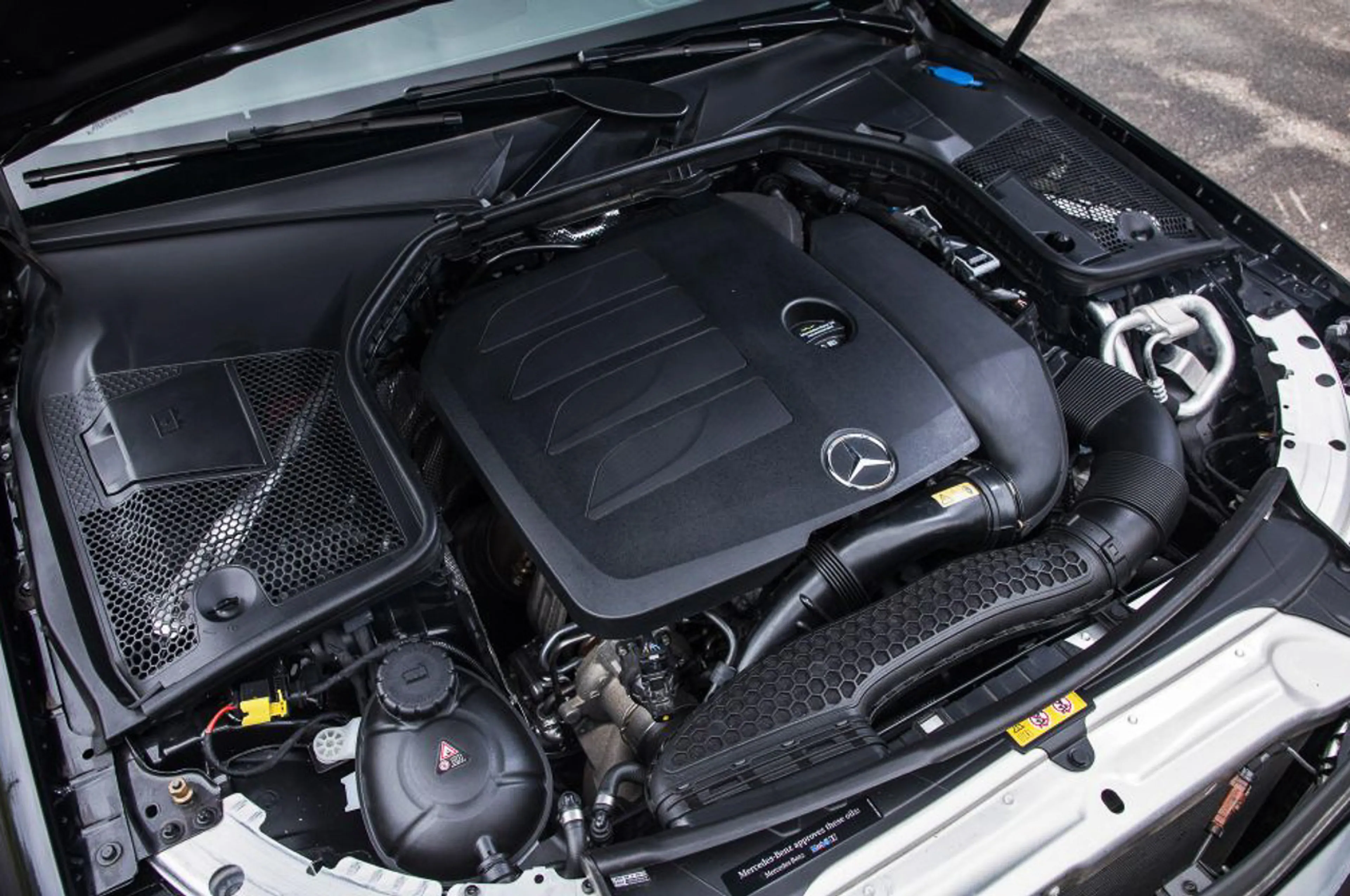 Mercedes-Benz C-Class Coupe thumbnail 4