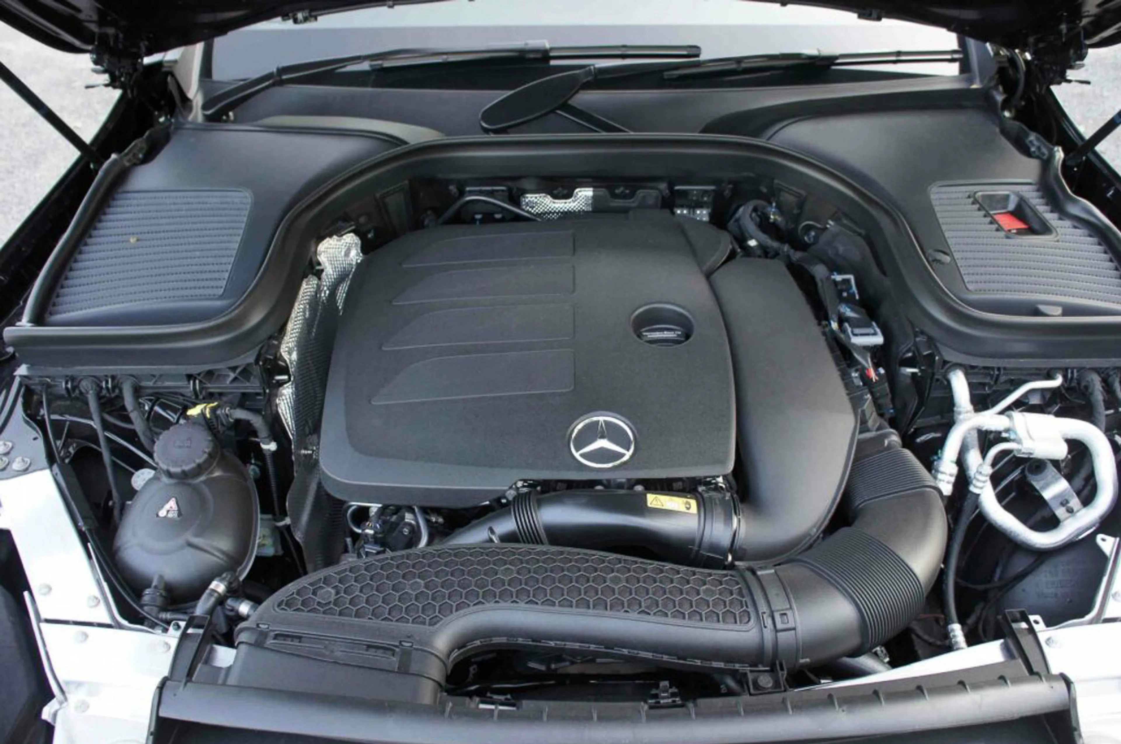 2020 Mercedes-Benz GLC 200 thumbnail 4