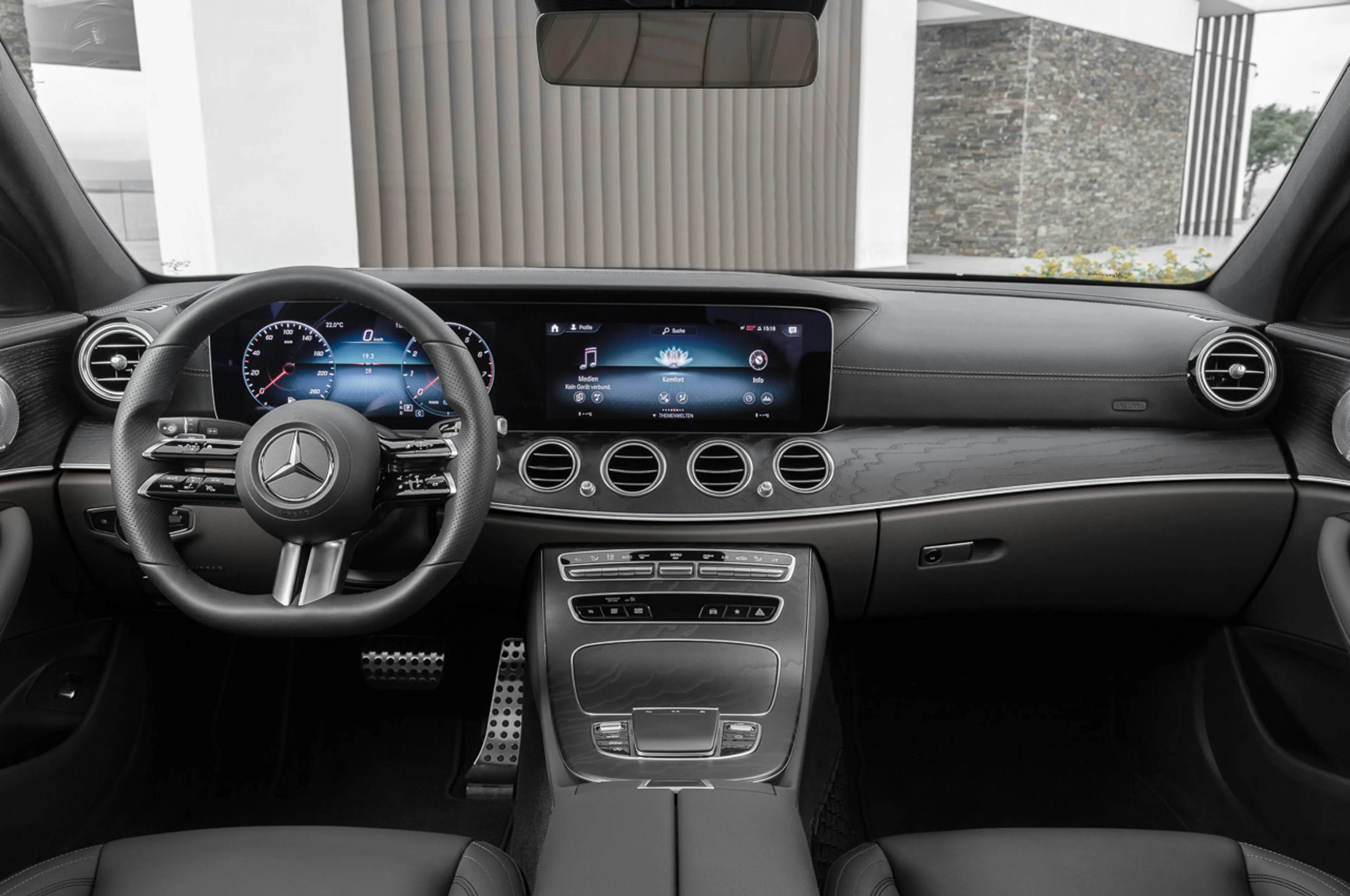 Mercedes-Benz E-Class thumbnail 3