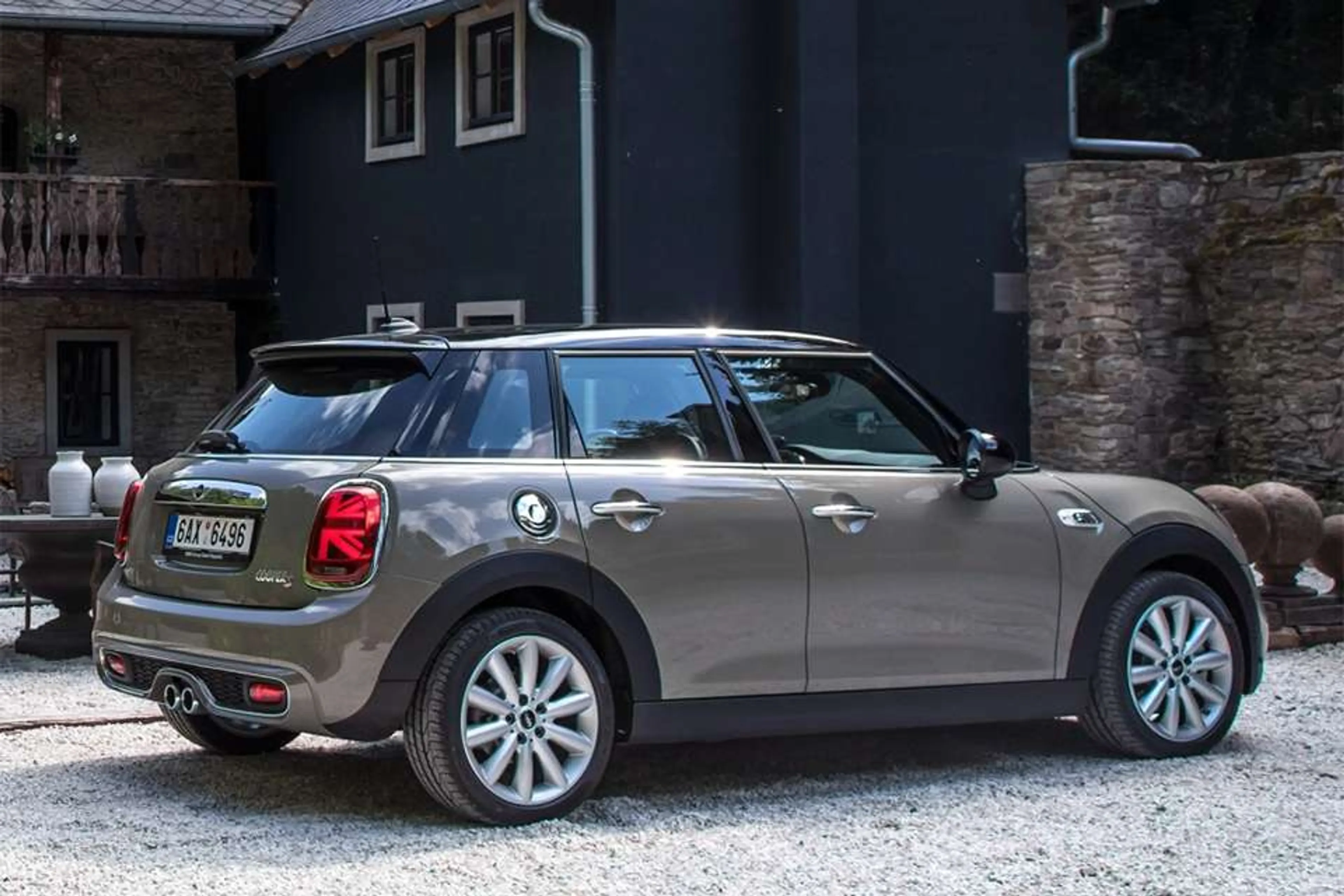 Mini Cooper 5-Door thumbnail 2