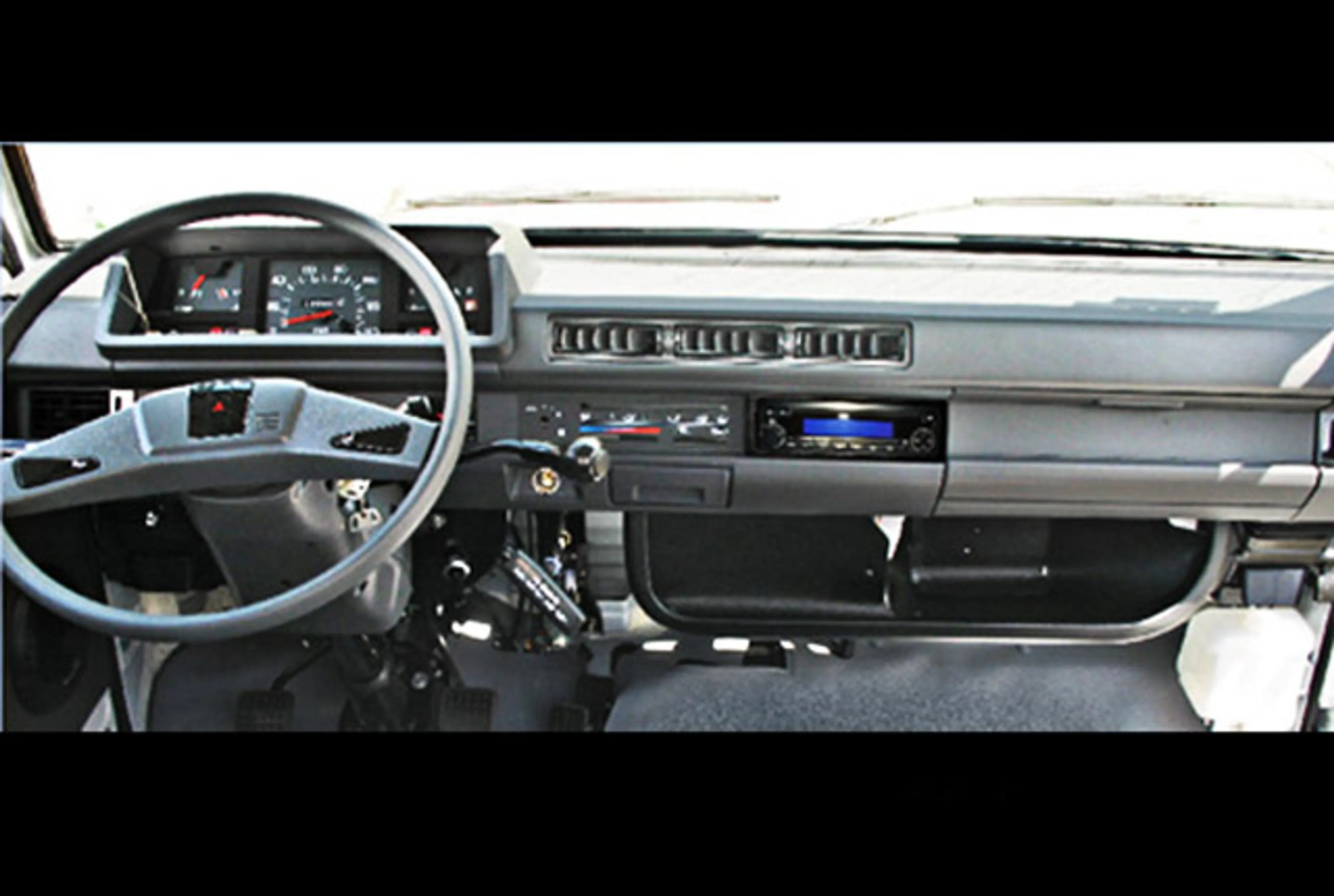 2015 Mitsubishi L300 Cab & Chassis Deluxe thumbnail 3