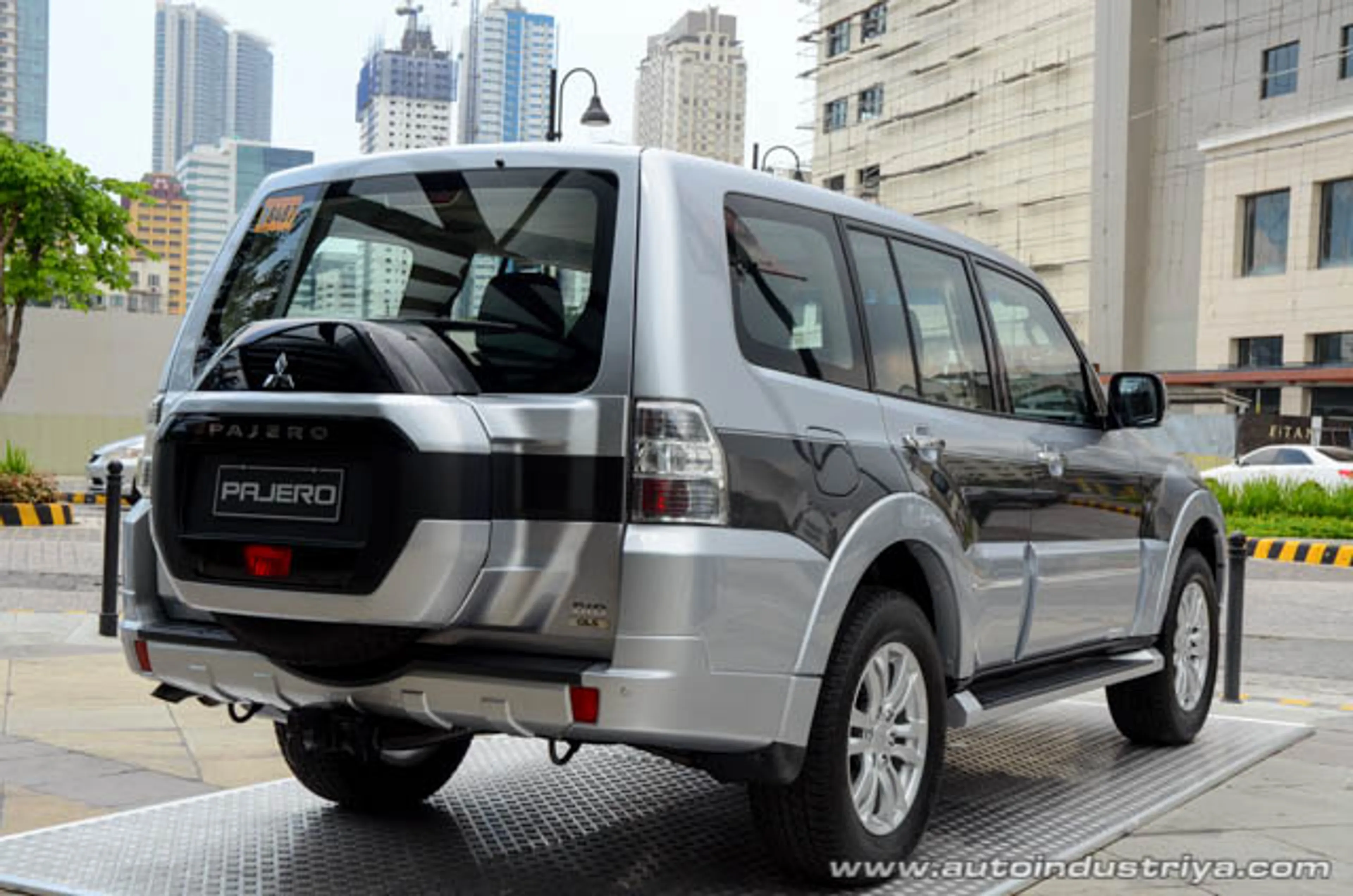 Mitsubishi Pajero thumbnail 2