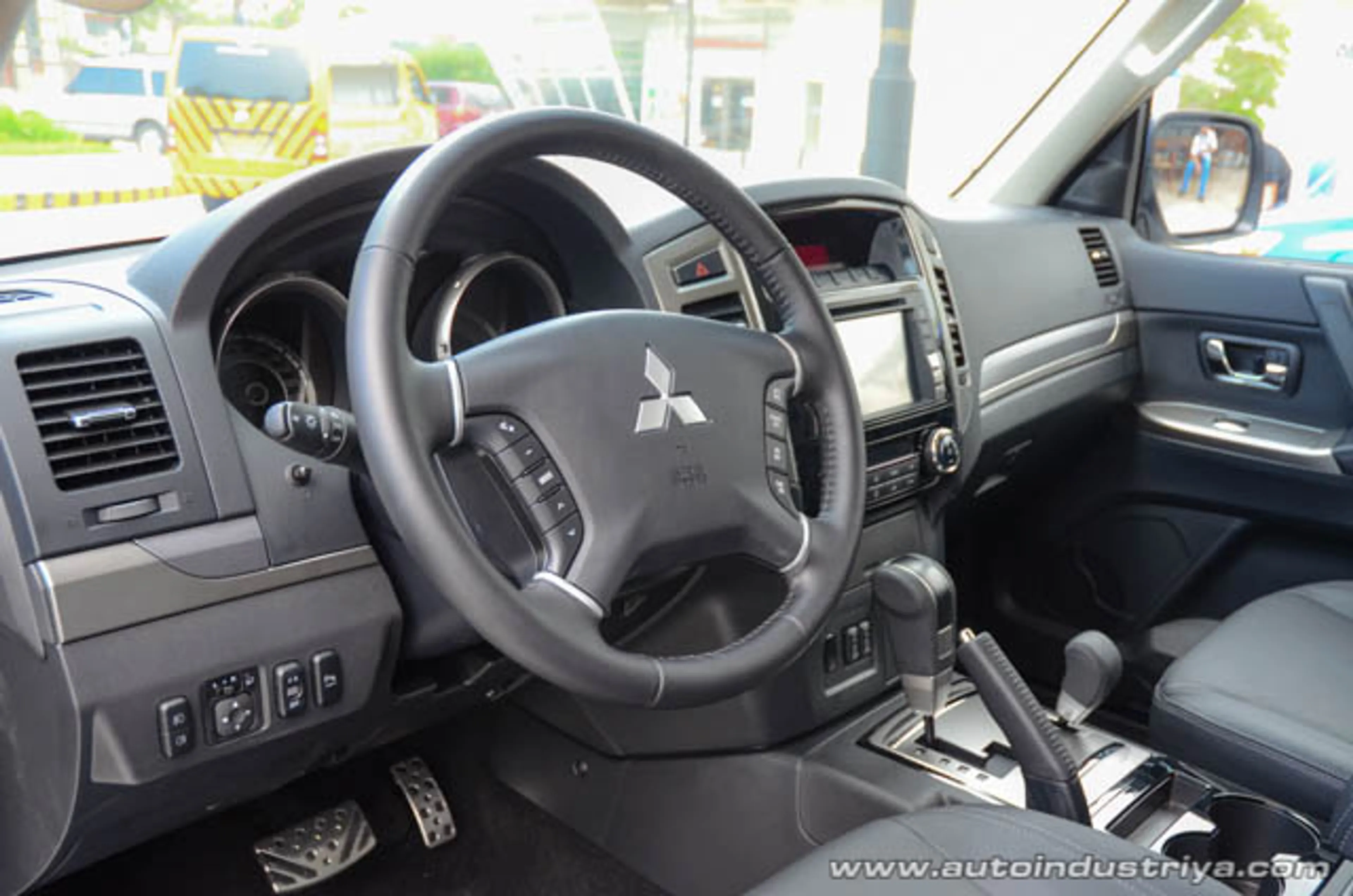 Mitsubishi Pajero thumbnail 3