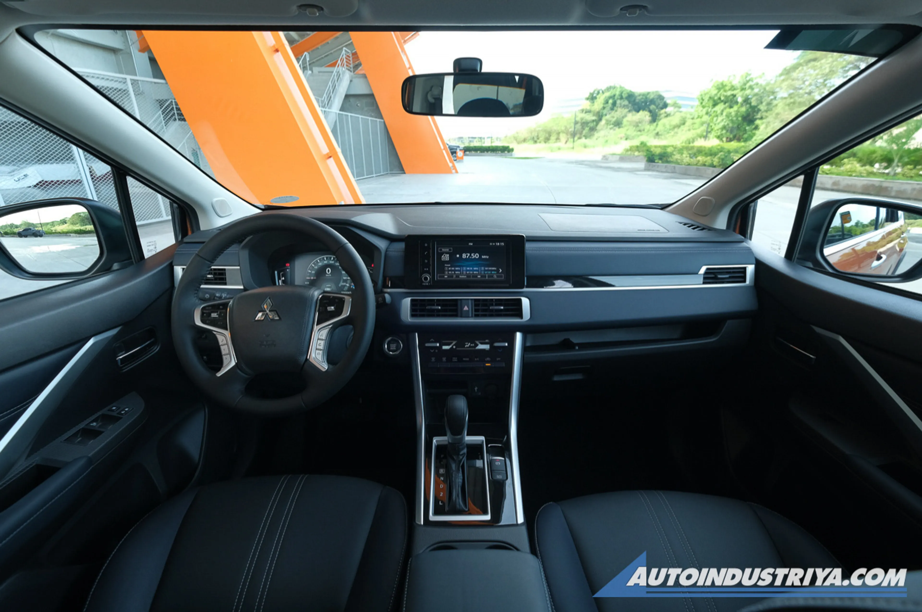 2023 Mitsubishi Xpander Cross 1.5 A/T thumbnail 3