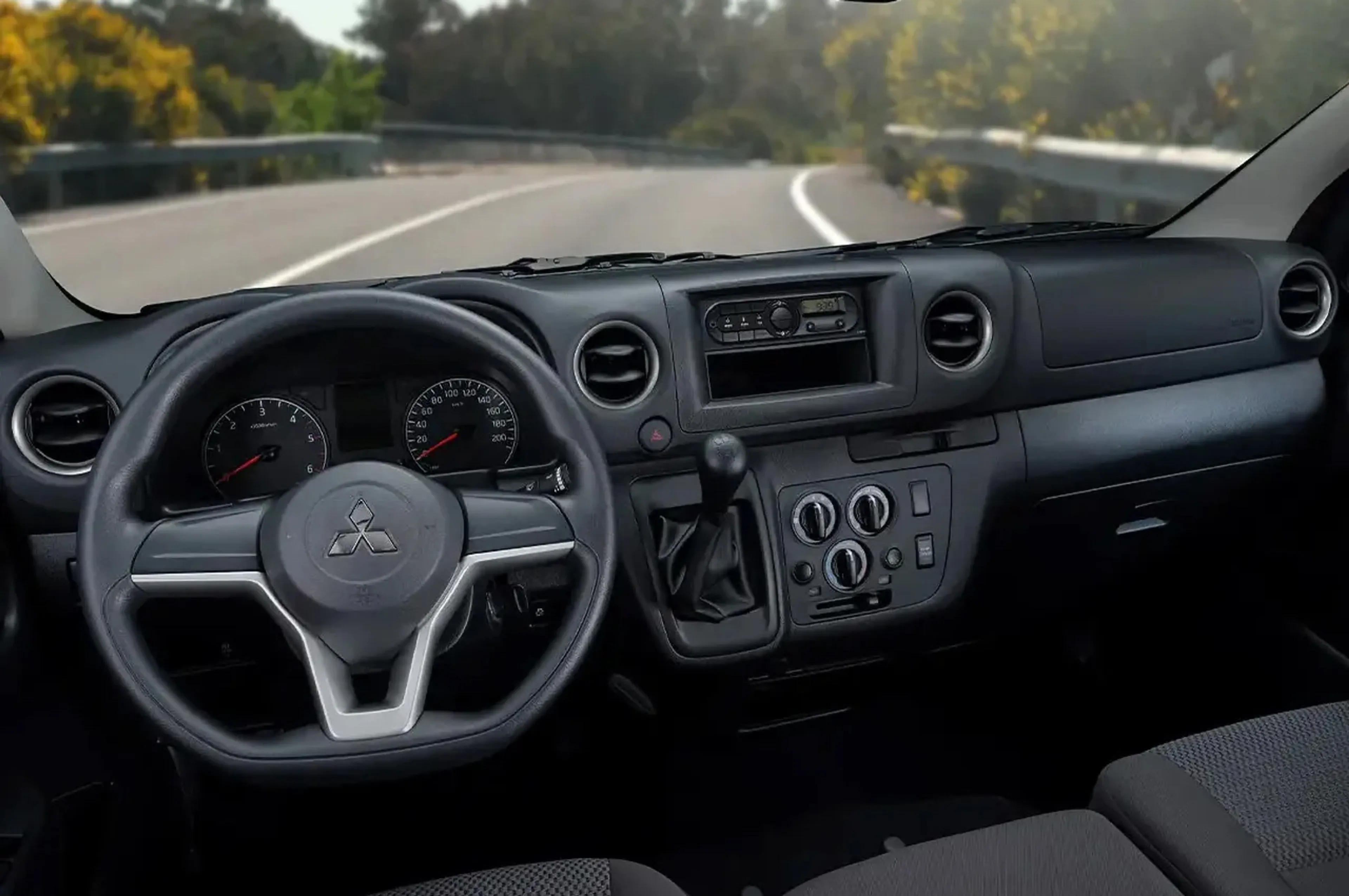 Mitsubishi Versa Van thumbnail 3