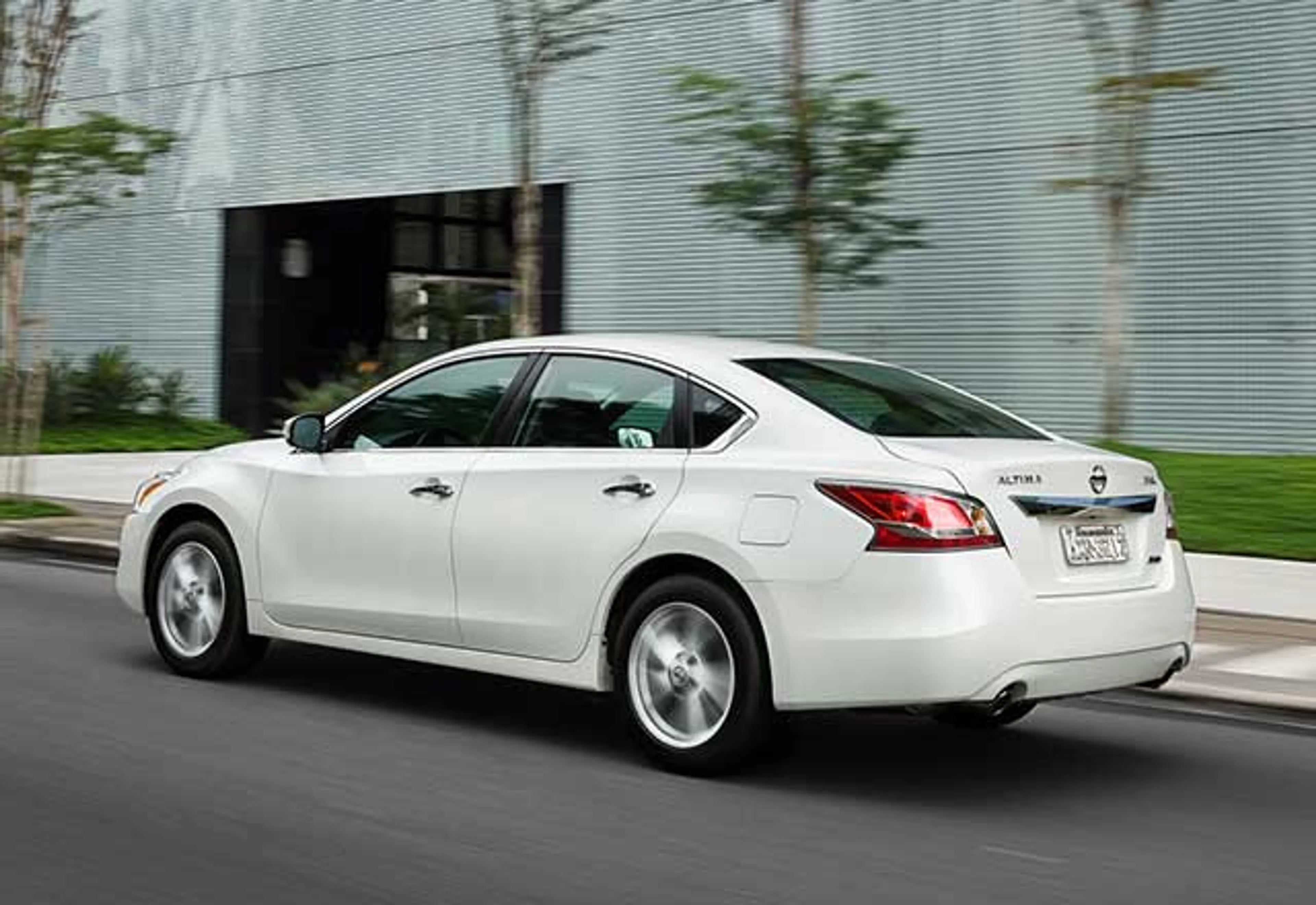 2015 Nissan Altima 2.5L SV CVT thumbnail 2