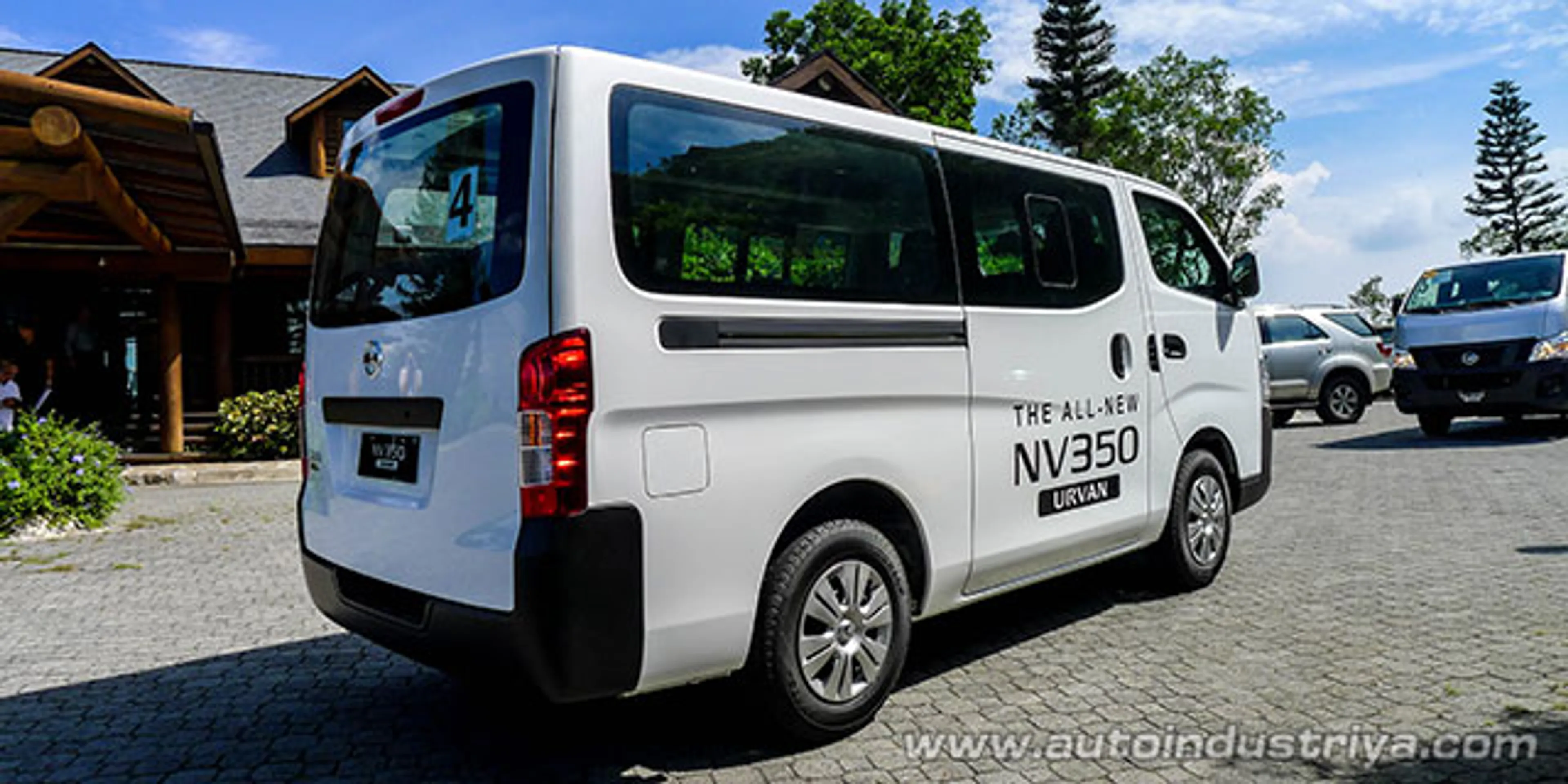 2015 Nissan NV350 Urvan 15-seater thumbnail 2
