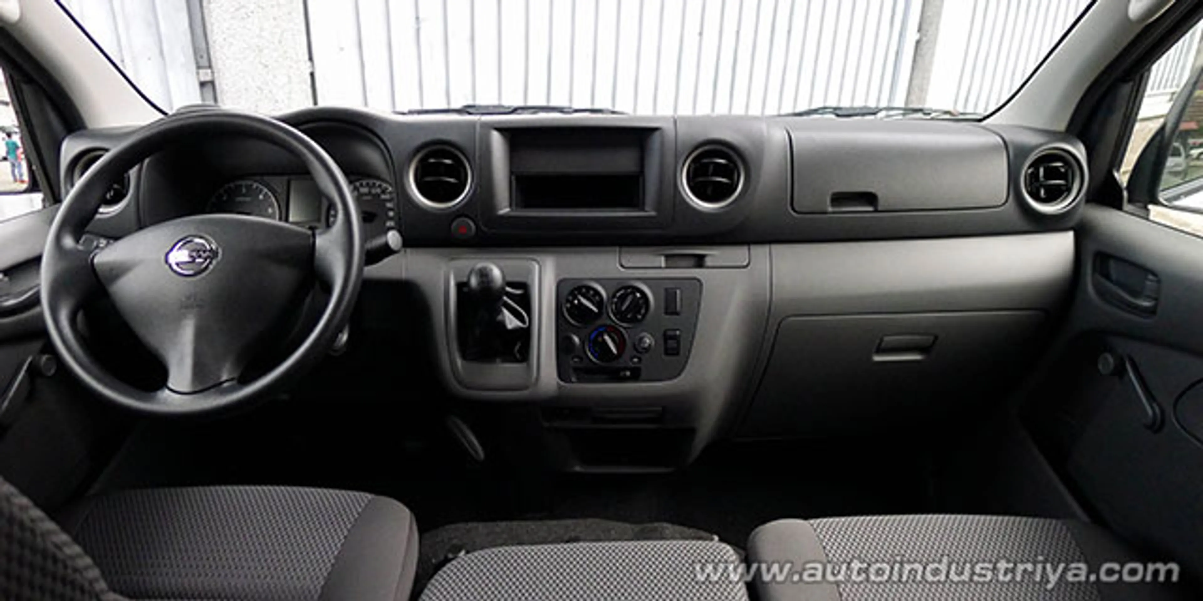 2015 Nissan NV350 Urvan 15-seater thumbnail 3