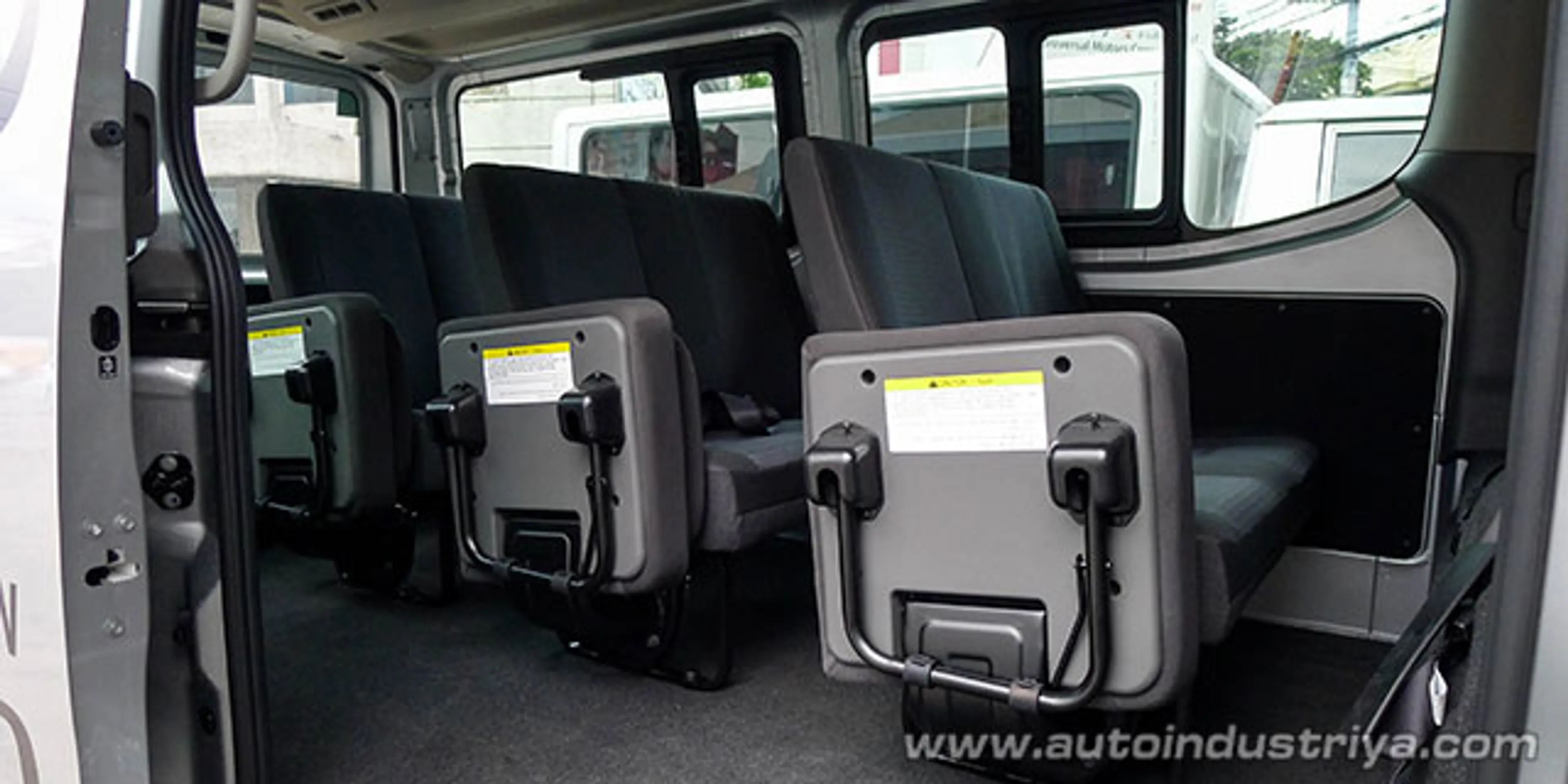 2015 Nissan NV350 Urvan 15-seater thumbnail 4