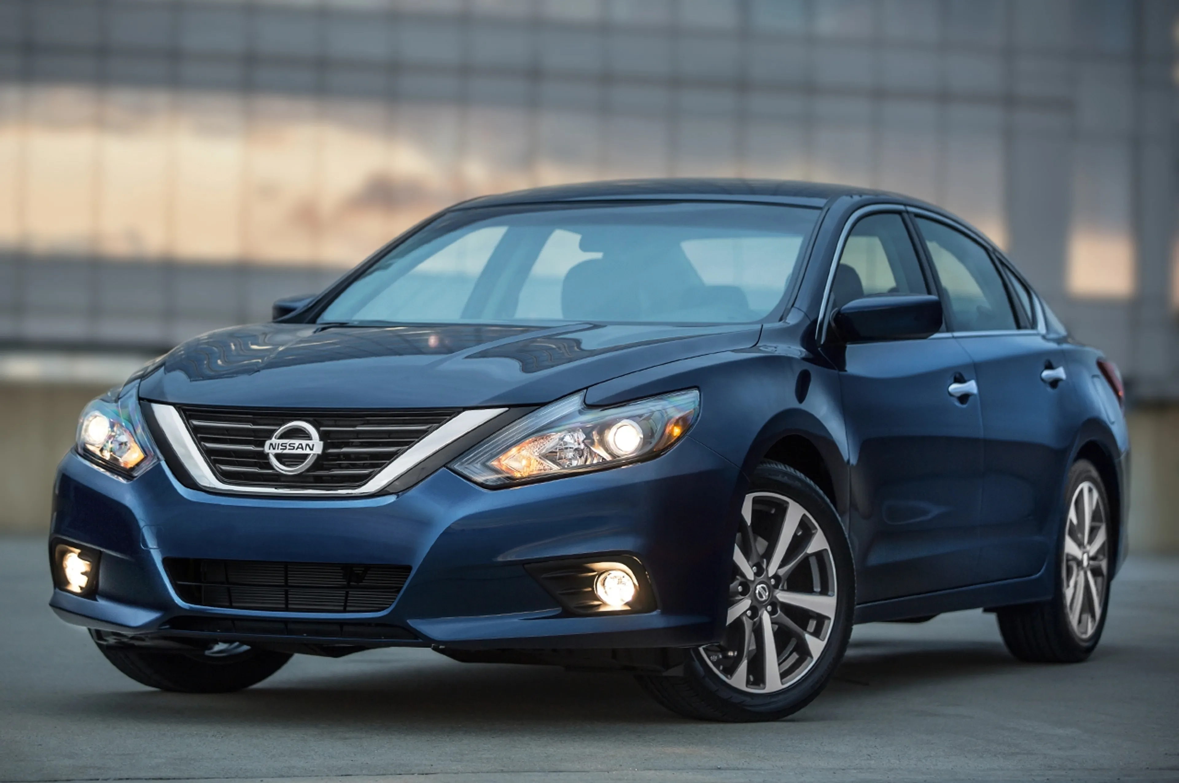 Nissan Altima — photo 1