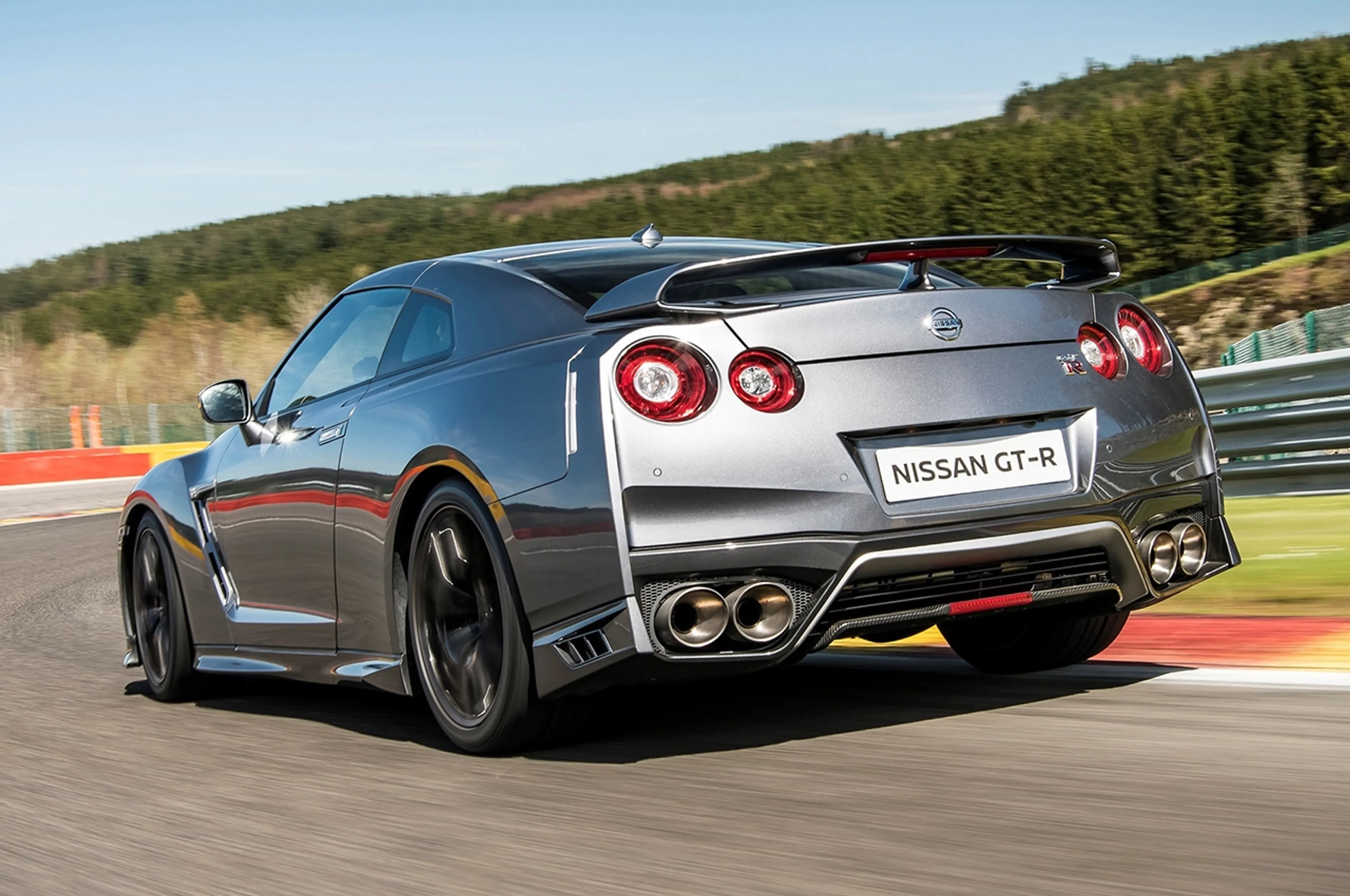 2017 Nissan GT-R Premium thumbnail 2