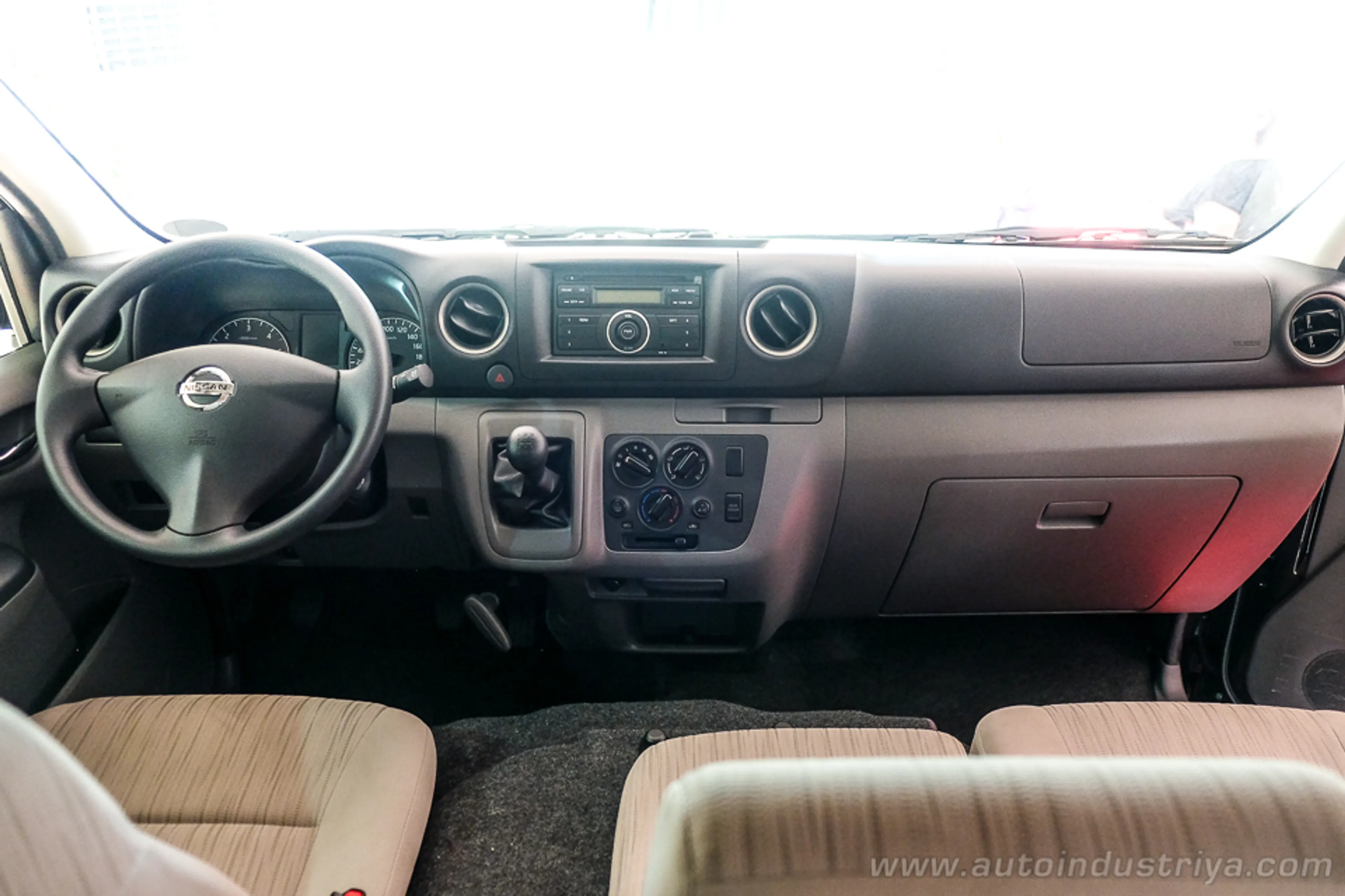 Nissan Urvan Premium thumbnail 3