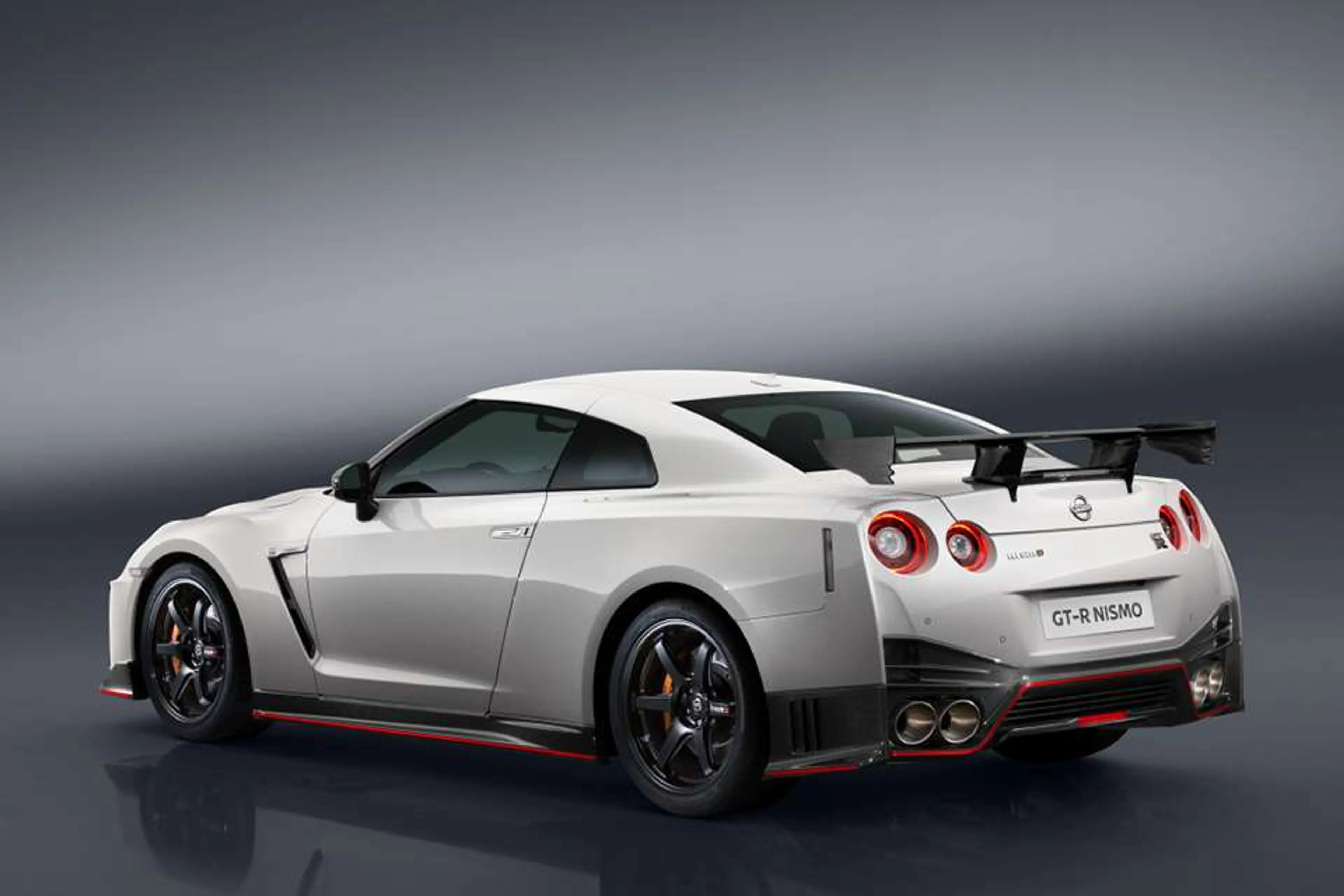 Nissan GT-R Nismo thumbnail 2