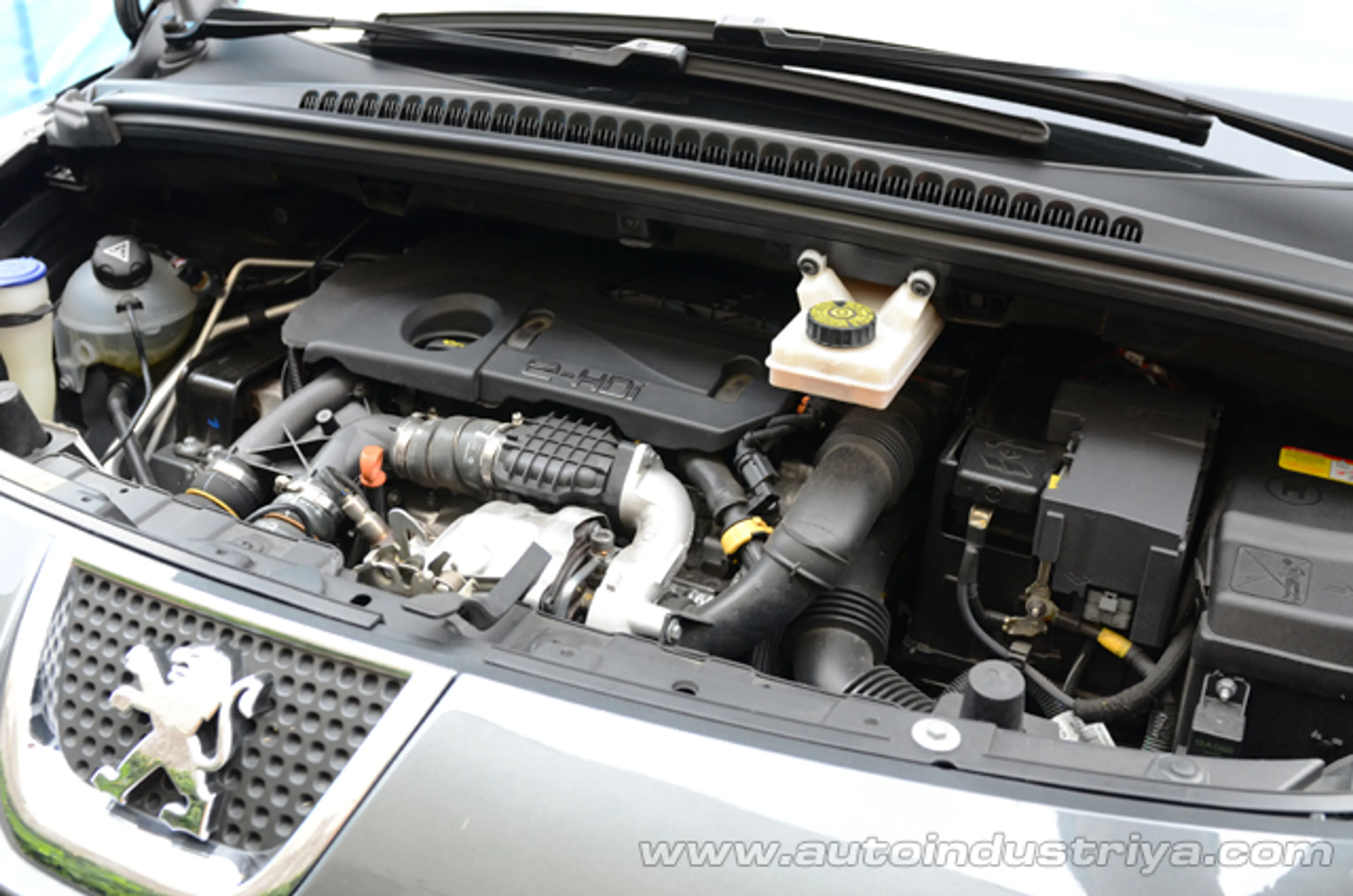 2015 Peugeot 5008 2.0 HDI Allure Hatchback AT Dsl thumbnail 4