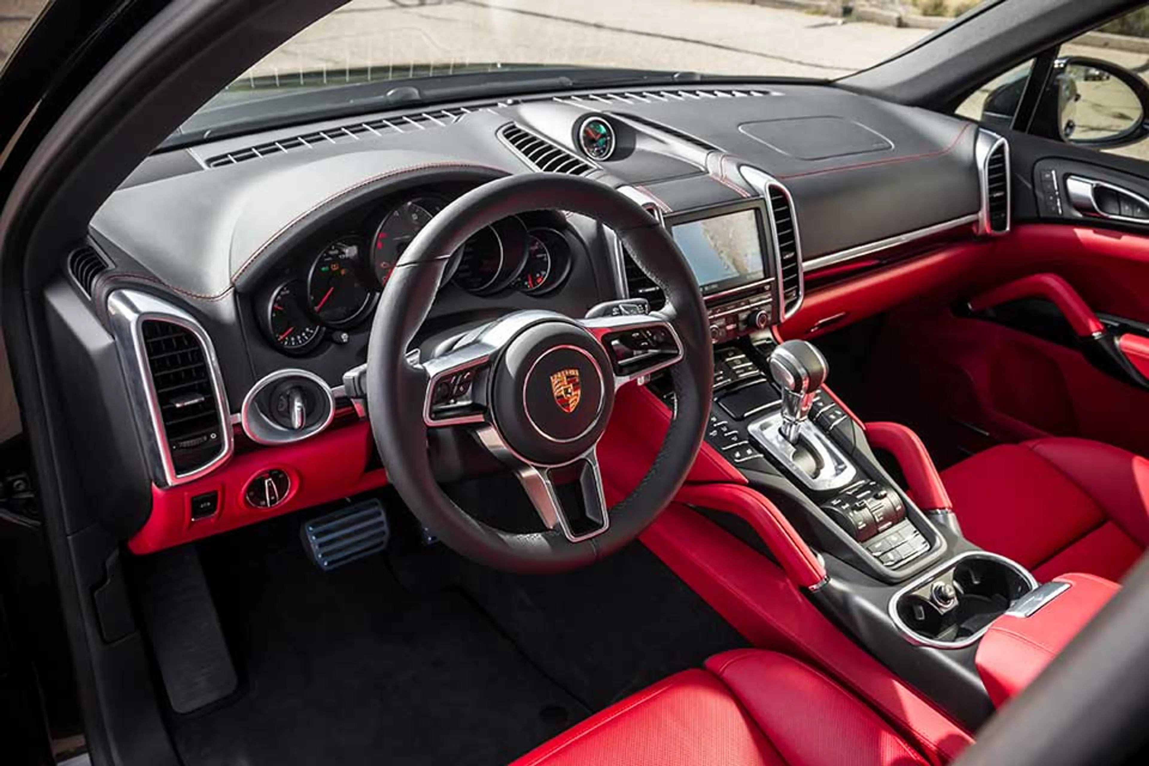 2015 Porsche Cayenne GTS thumbnail 3