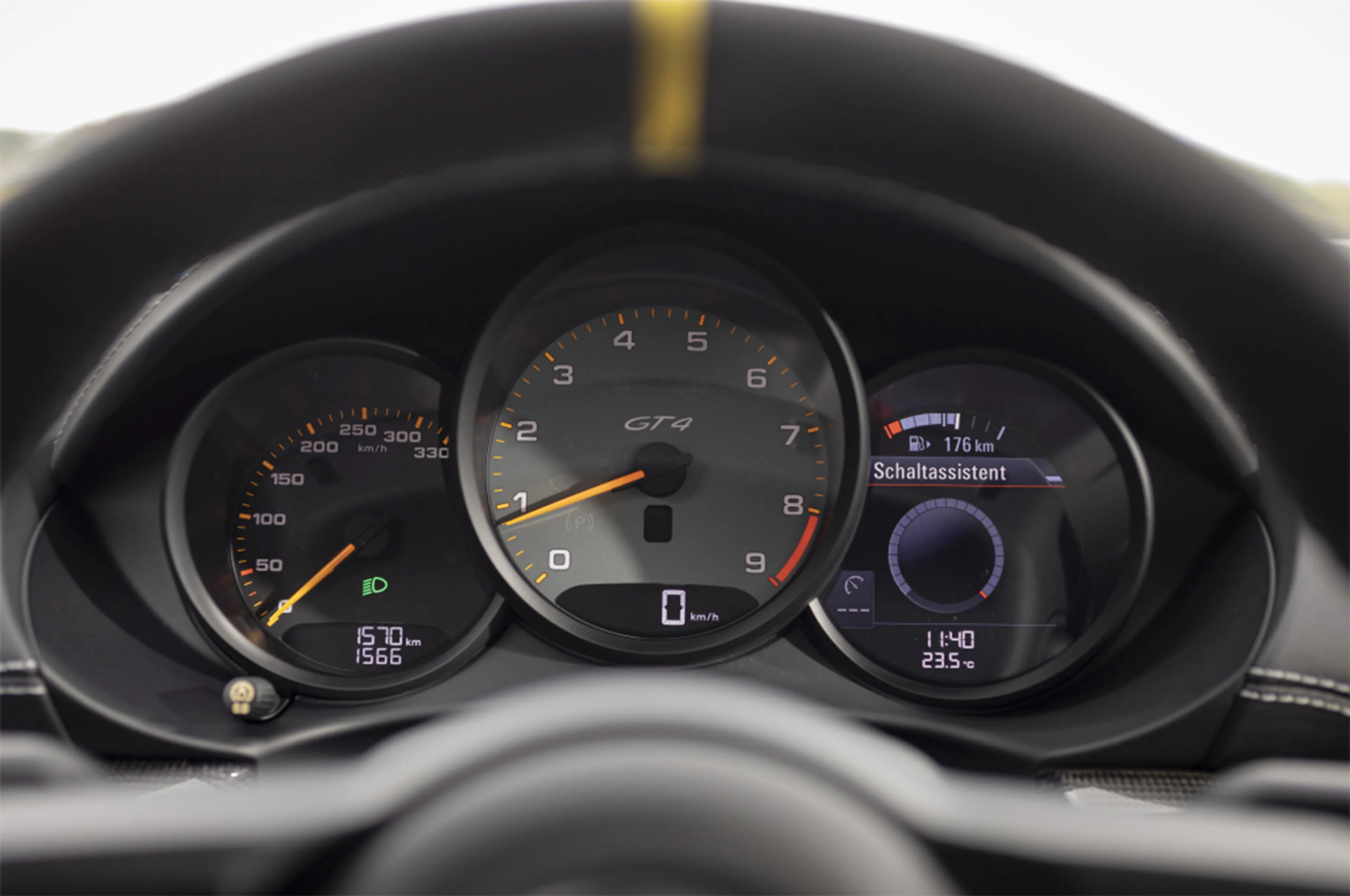 Porsche 718 Cayman GT4 thumbnail 4